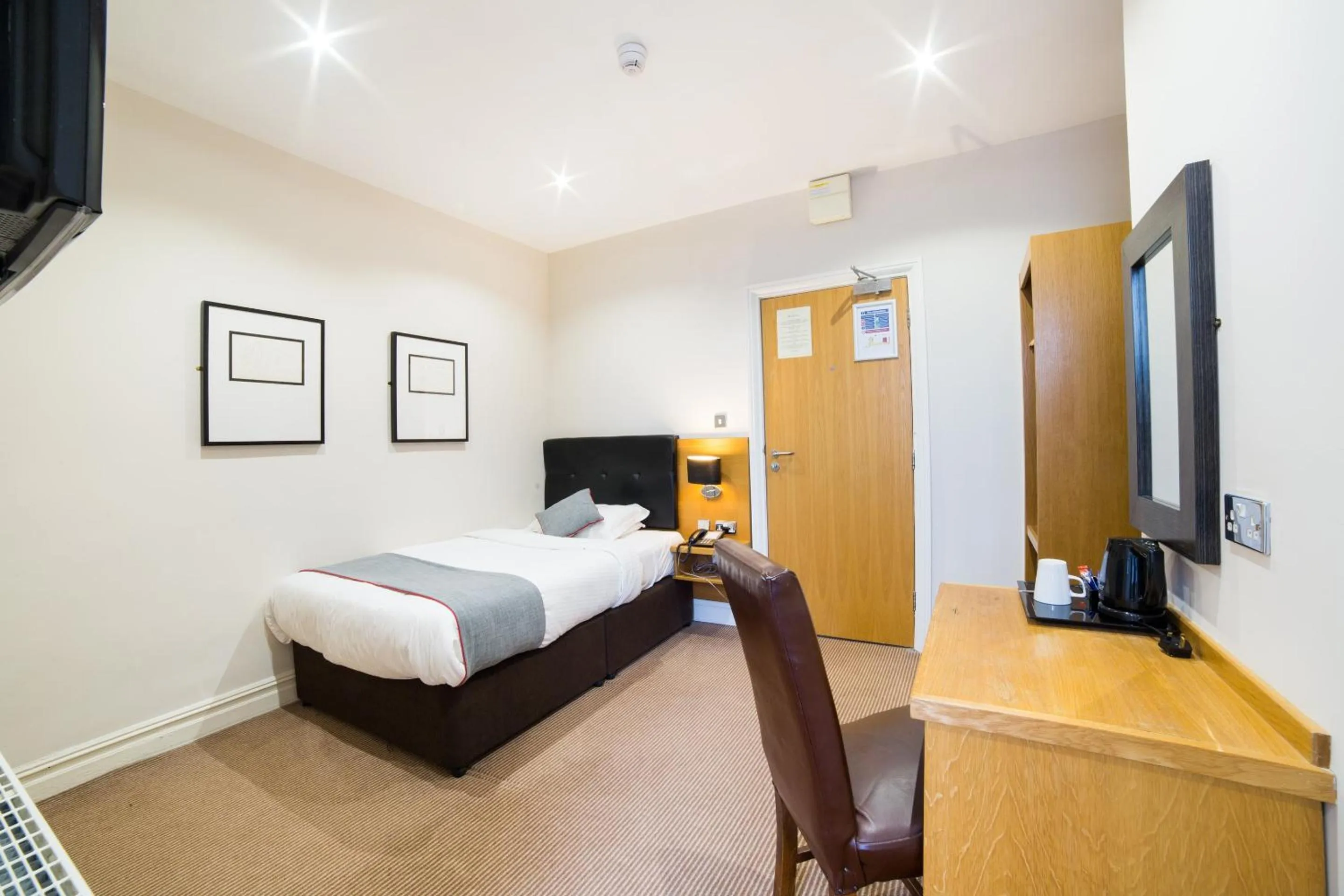 Bedroom, Bed in OYO Imperial Hotel