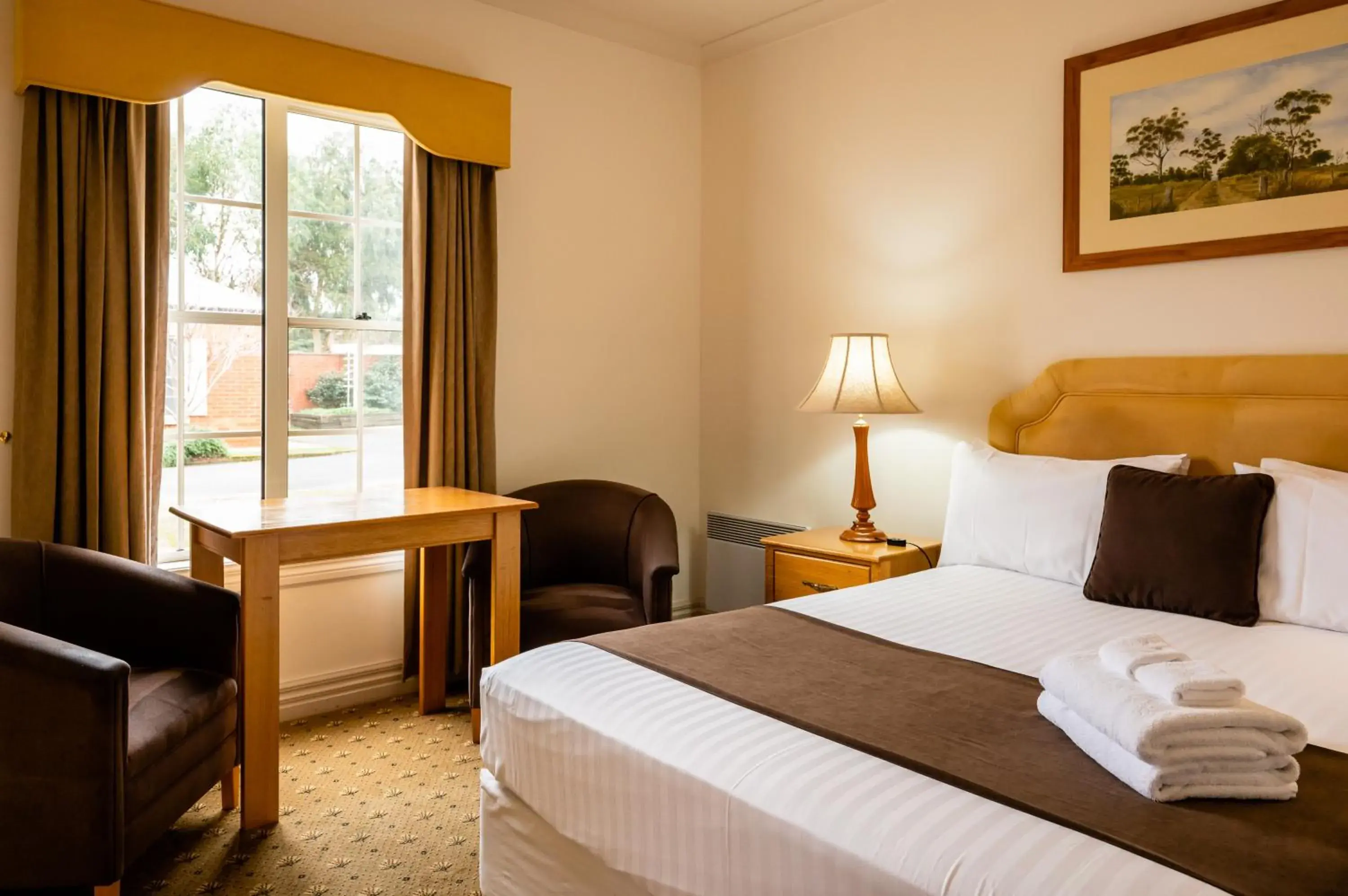 Deluxe Queen Suite in Riverview at Ross Deluxe Queen Suite in Riverview at Ross