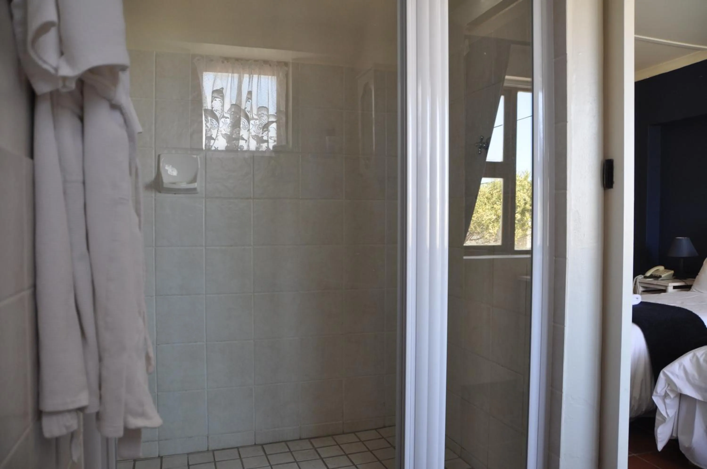 Bathroom, Bed in Saxon Lodge