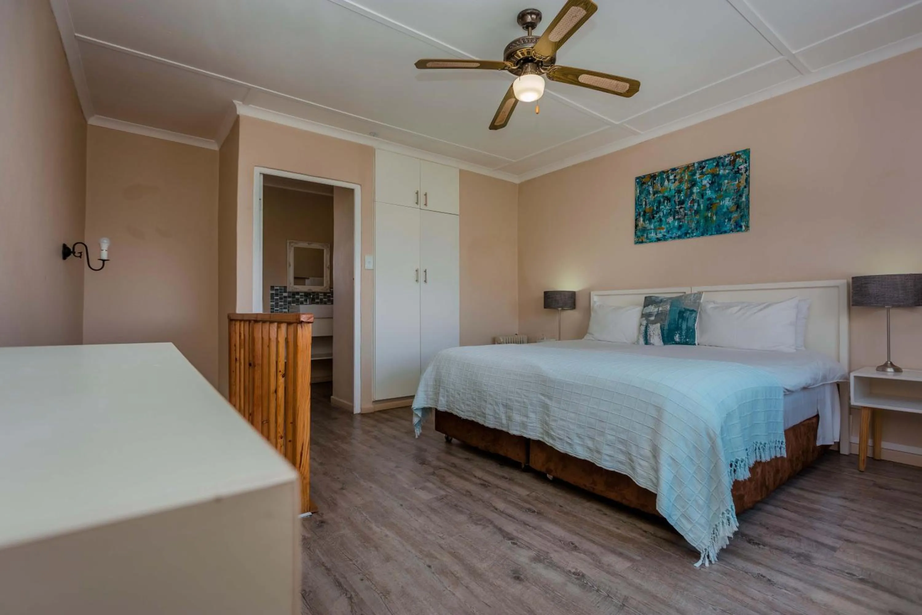 Bedroom, Bed in Saxon Lodge
