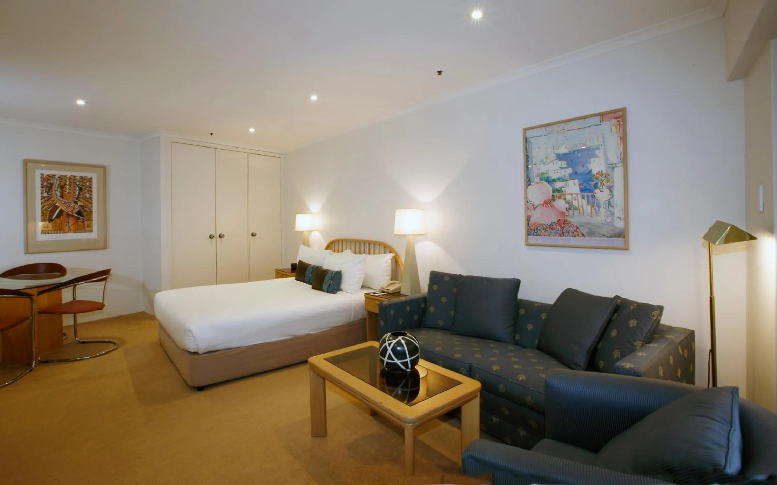 Photo of the whole room, Bed in The York by Swiss-Belhotel