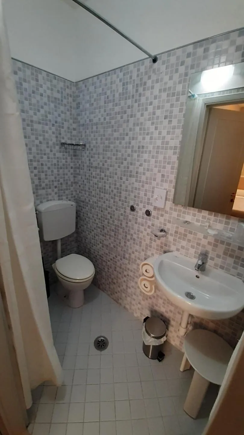 Shower in Albergo Moderno