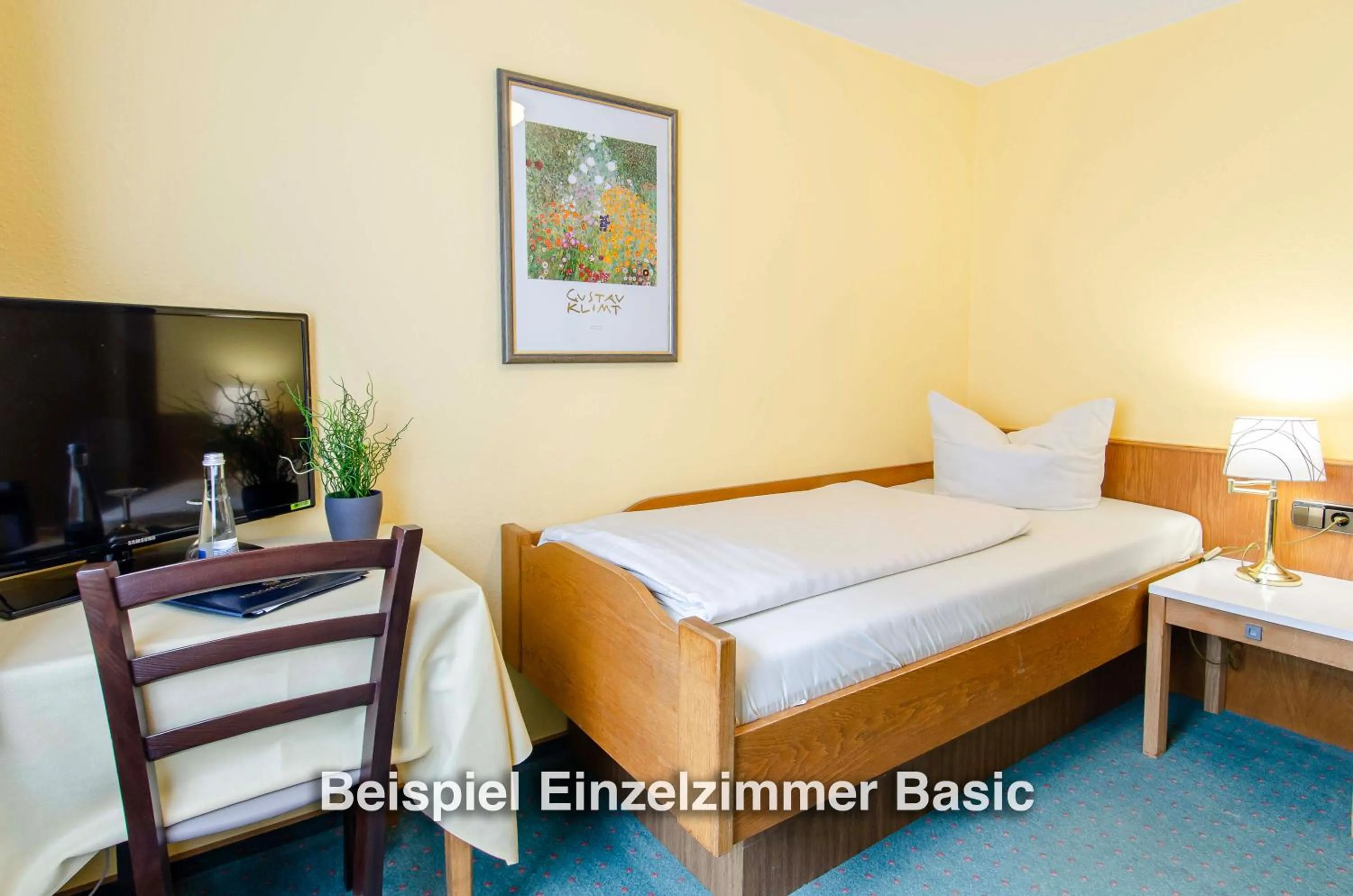 Photo of the whole room, Bed in Kurgarten-Hotel