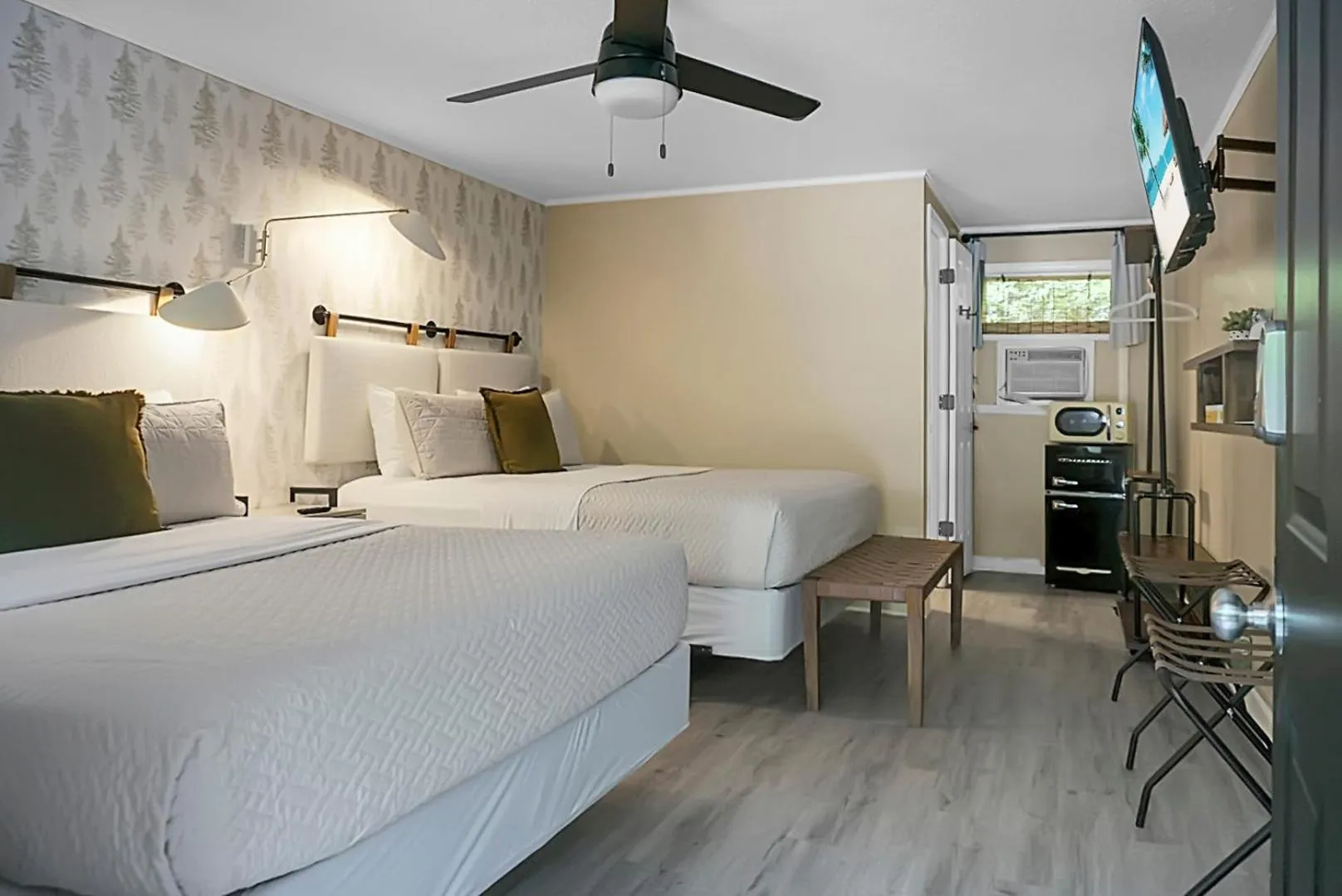 Photo of the whole room, Bed in Hickory Falls Inn