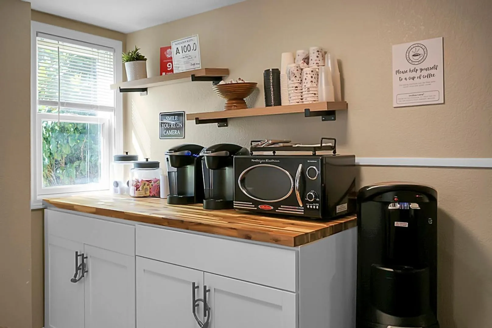Communal lounge/ TV room in Hickory Falls Inn