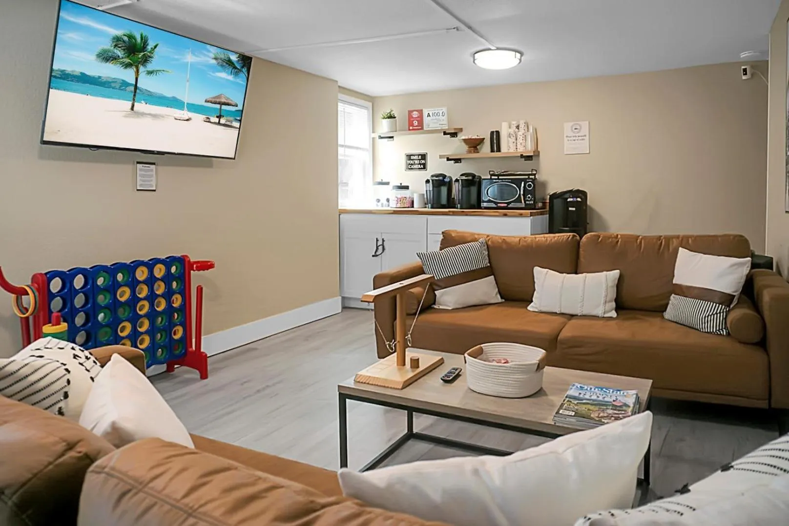 Communal lounge/ TV room in Hickory Falls Inn