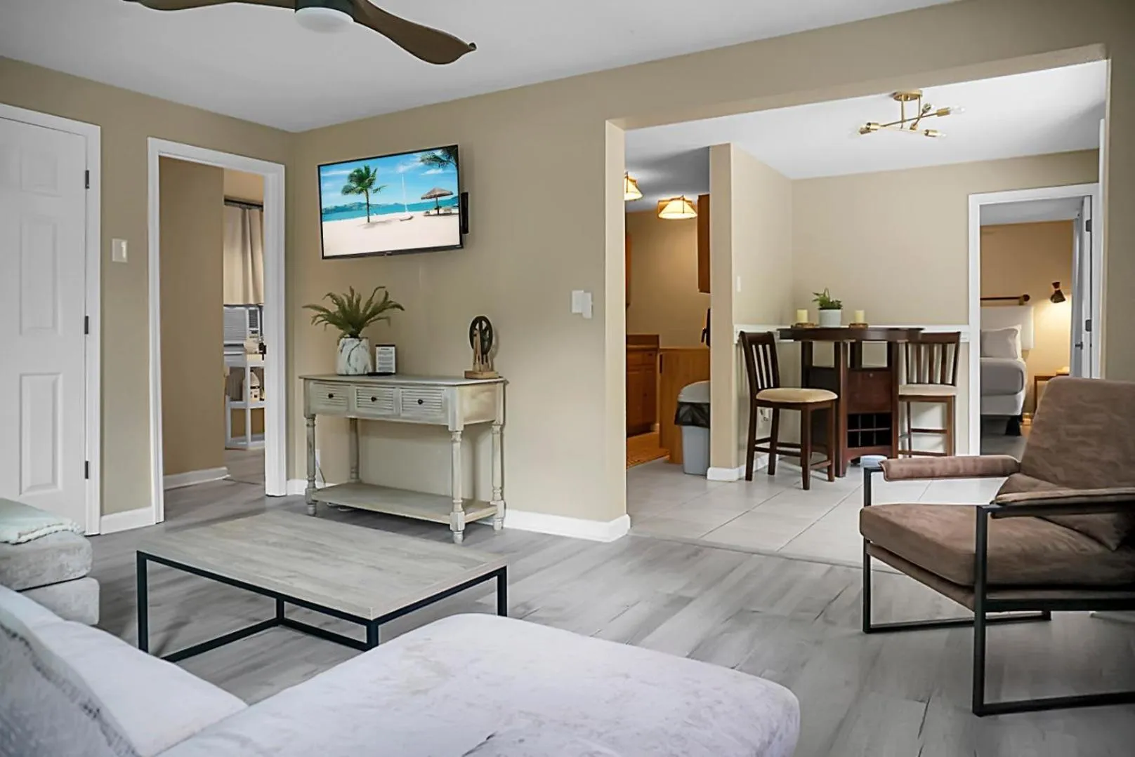 Living room in Hickory Falls Inn