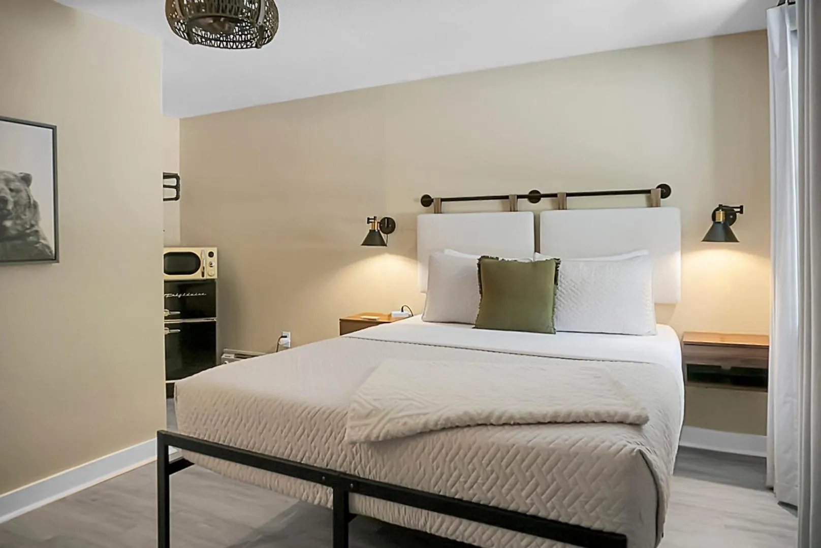 Bed in Hickory Falls Inn