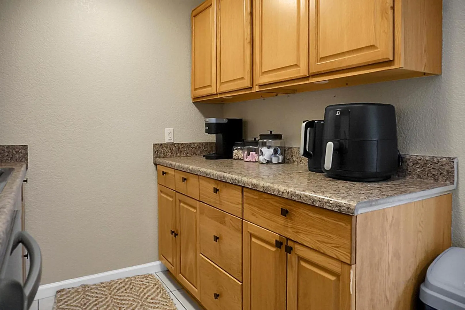 Coffee/tea facilities in Hickory Falls Inn