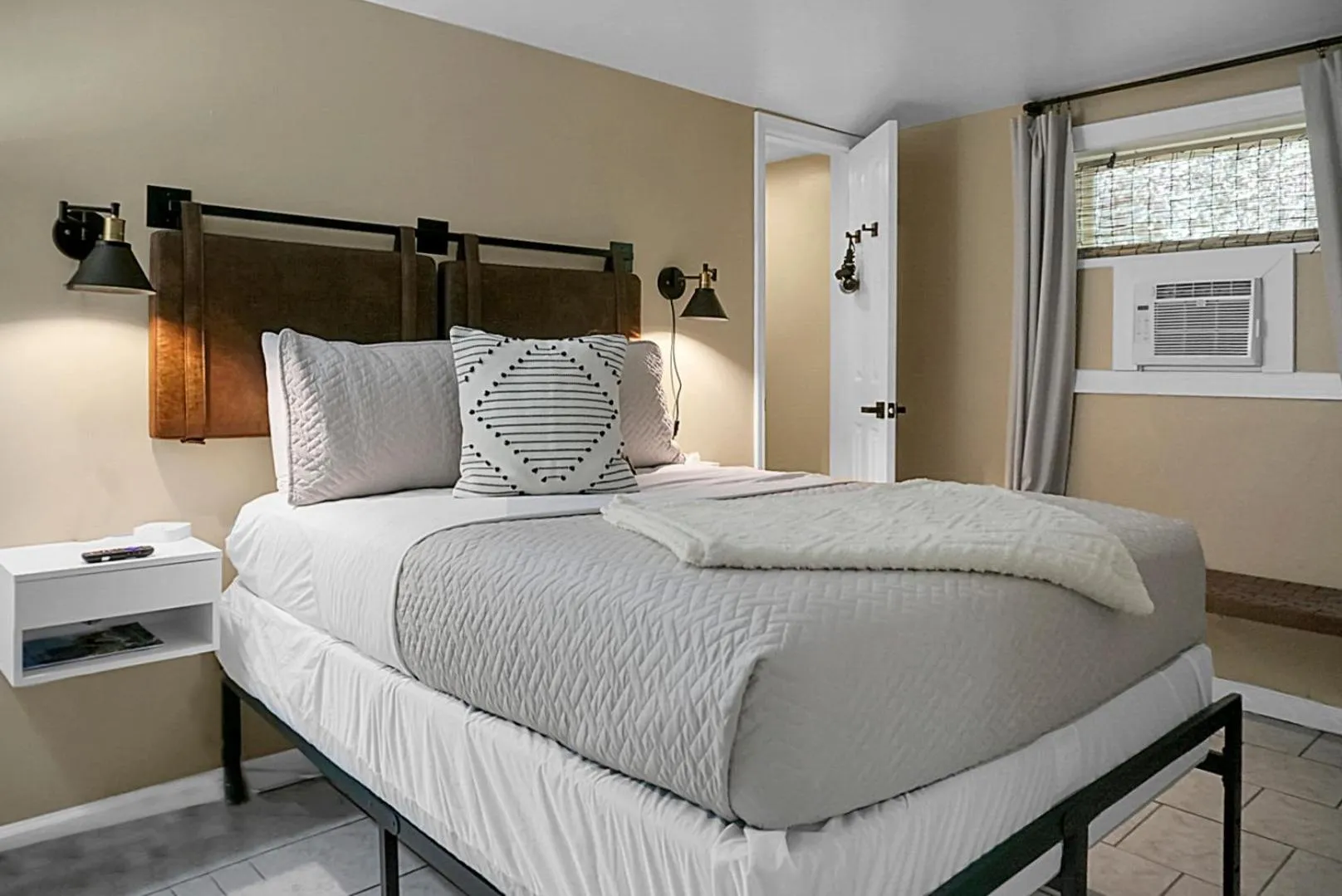 Photo of the whole room, Bed in Hickory Falls Inn