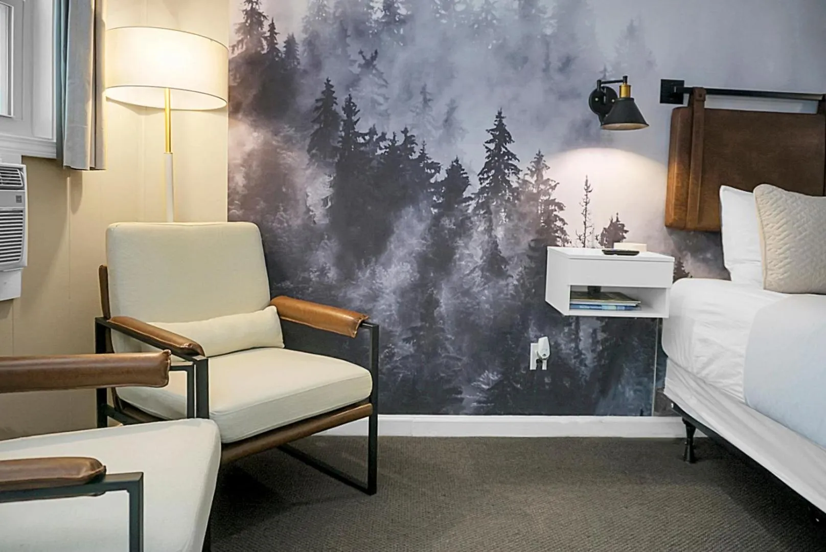 Seating area, Bed in Hickory Falls Inn