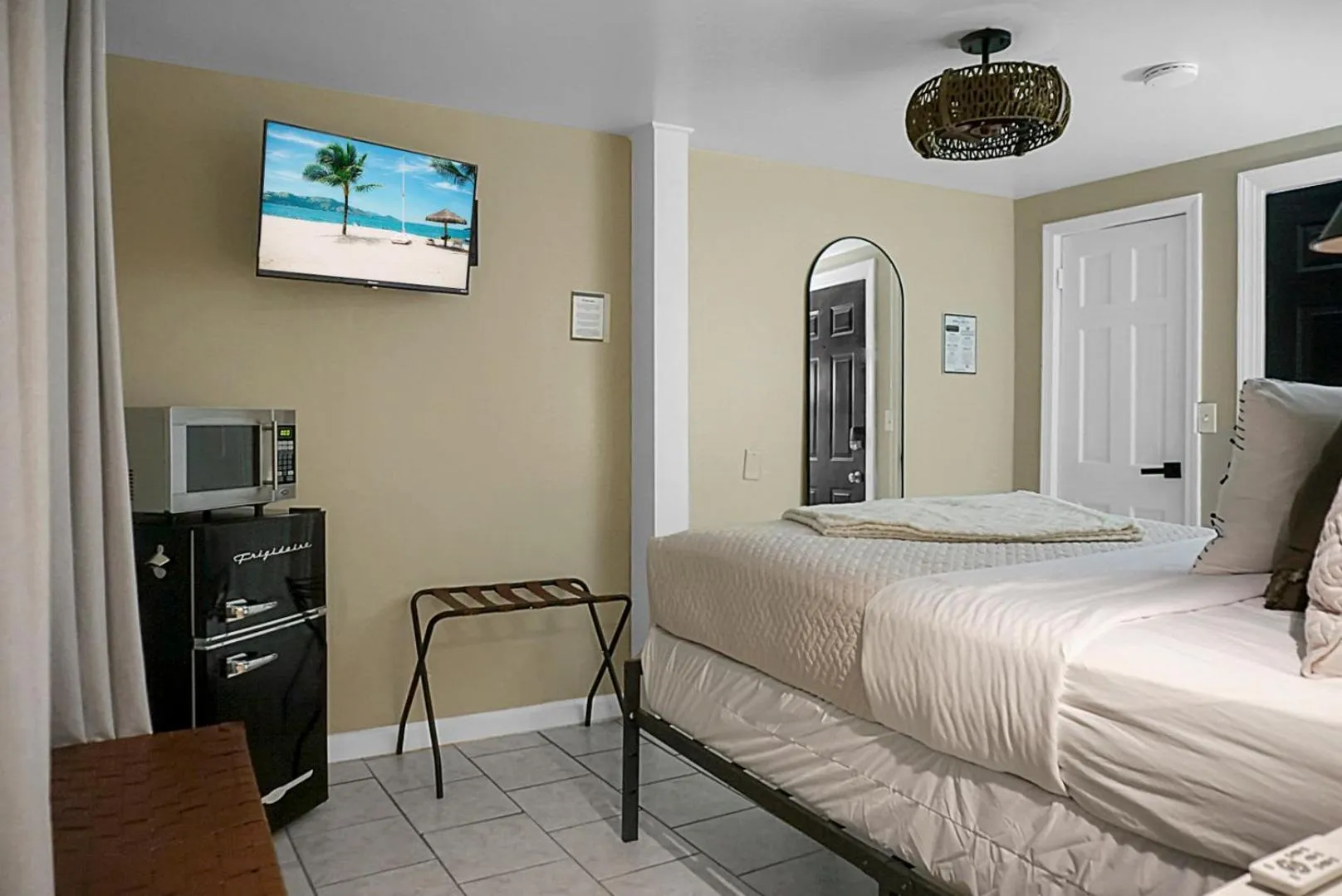 TV and multimedia, Bed in Hickory Falls Inn