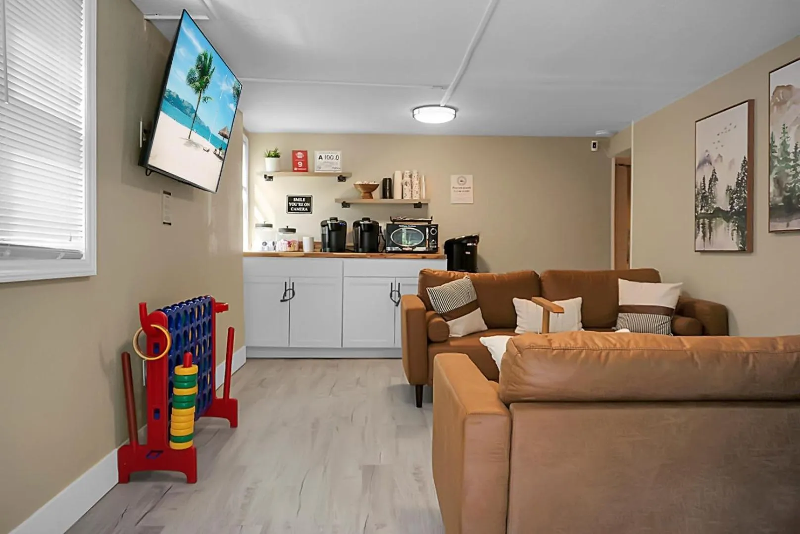 Communal lounge/ TV room in Hickory Falls Inn