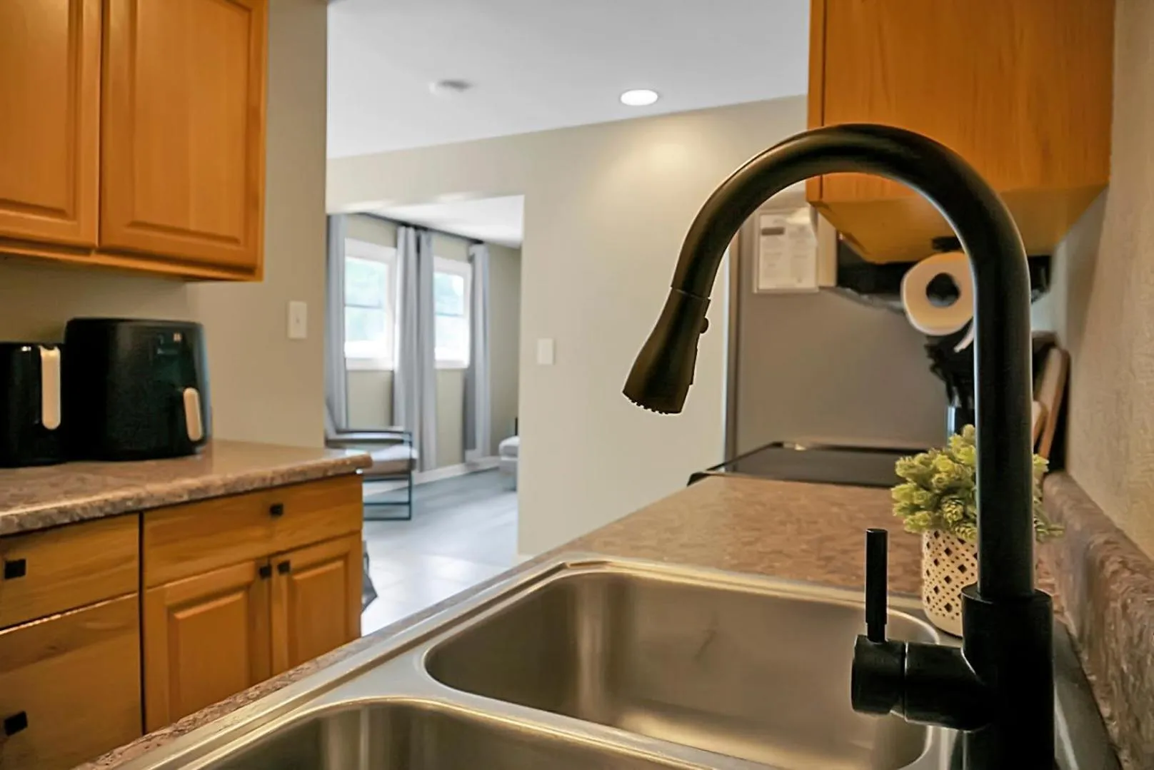 Kitchen or kitchenette in Hickory Falls Inn