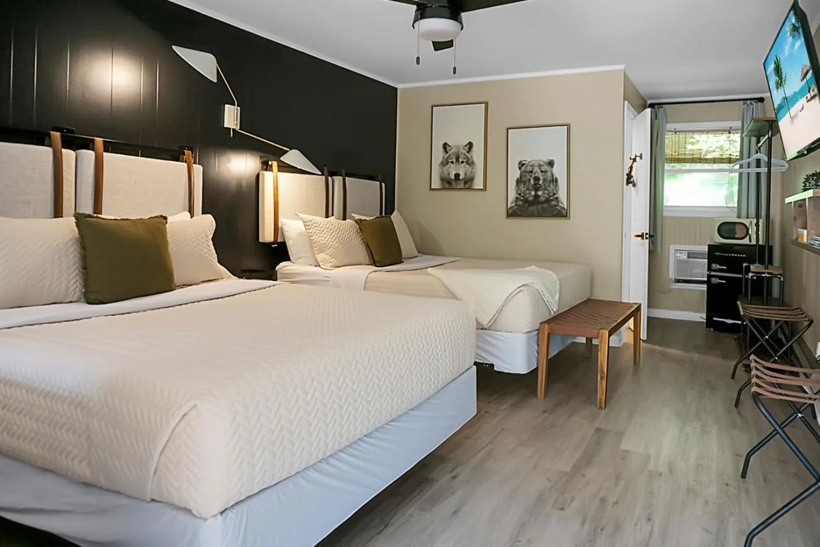 Photo of the whole room, Bed in Hickory Falls Inn