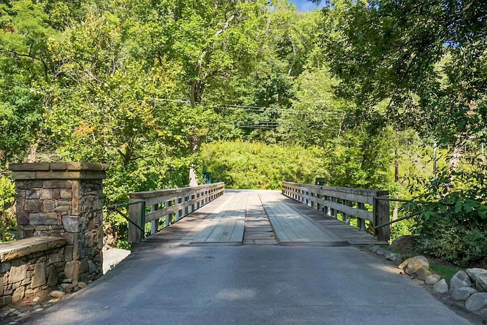 Neighbourhood in Hickory Falls Inn