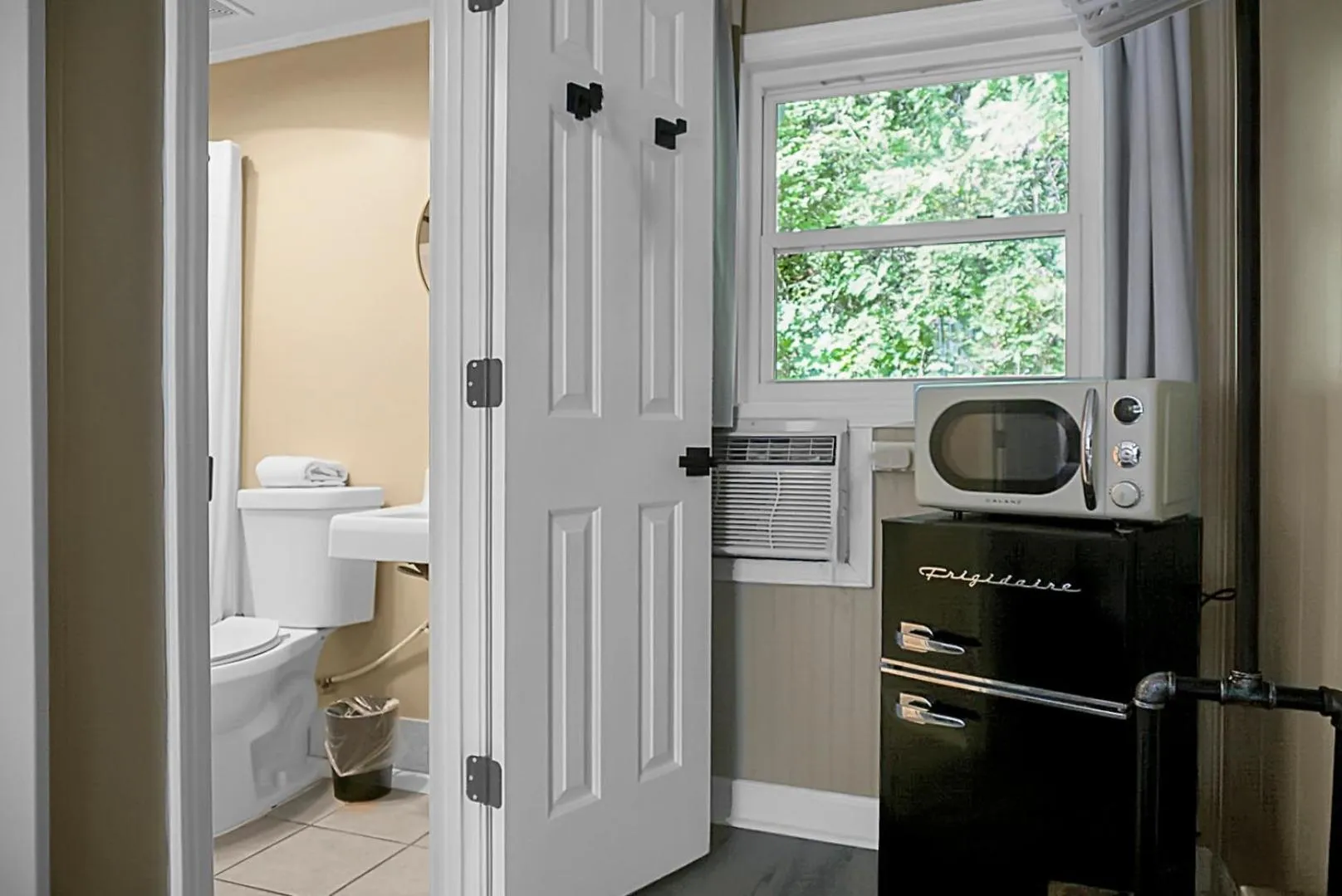 Bathroom in Hickory Falls Inn