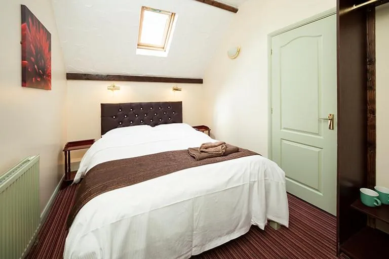 Photo of the whole room, Bed in King William