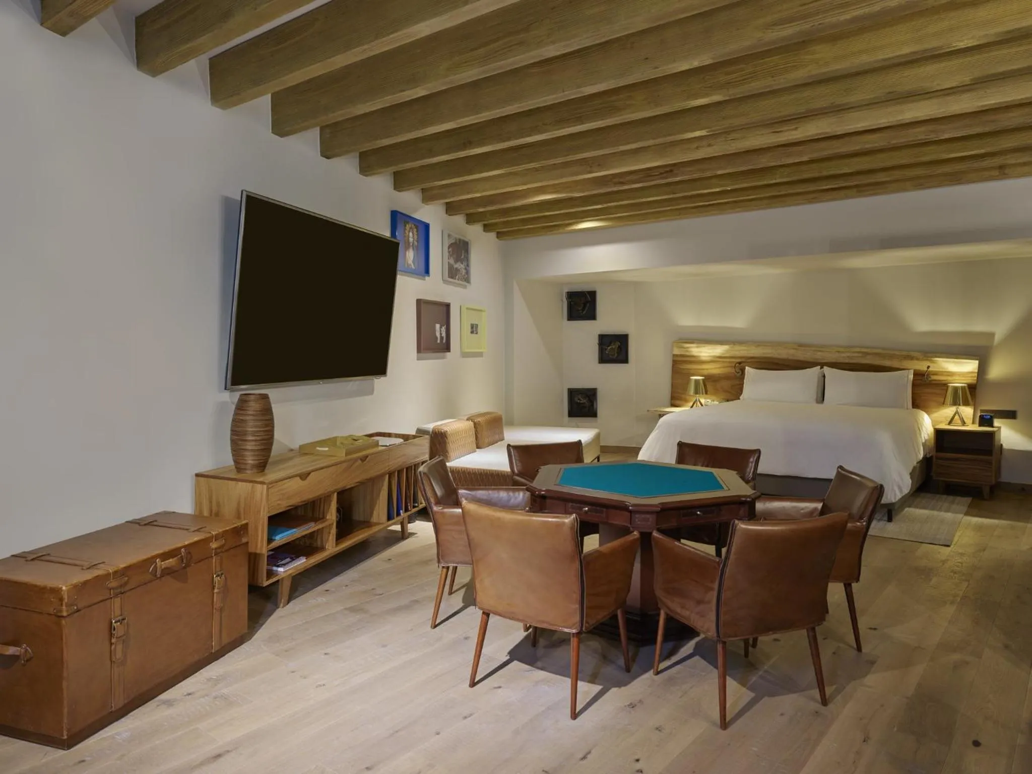 Photo of the whole room, Bed in Live Aqua San Miguel de Allende