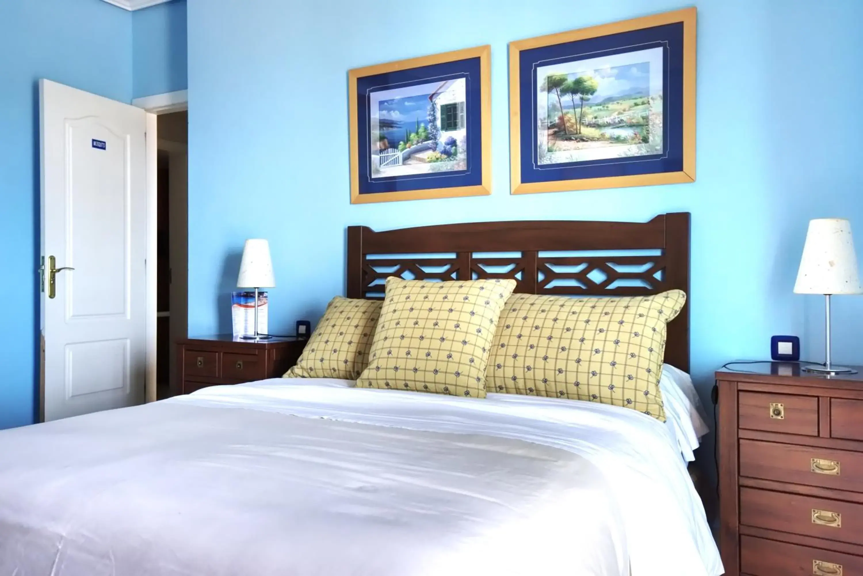 Family Room with Shared Bathroom in Hotel La Colina Family Room with Shared Bathroom in Hotel La Colina