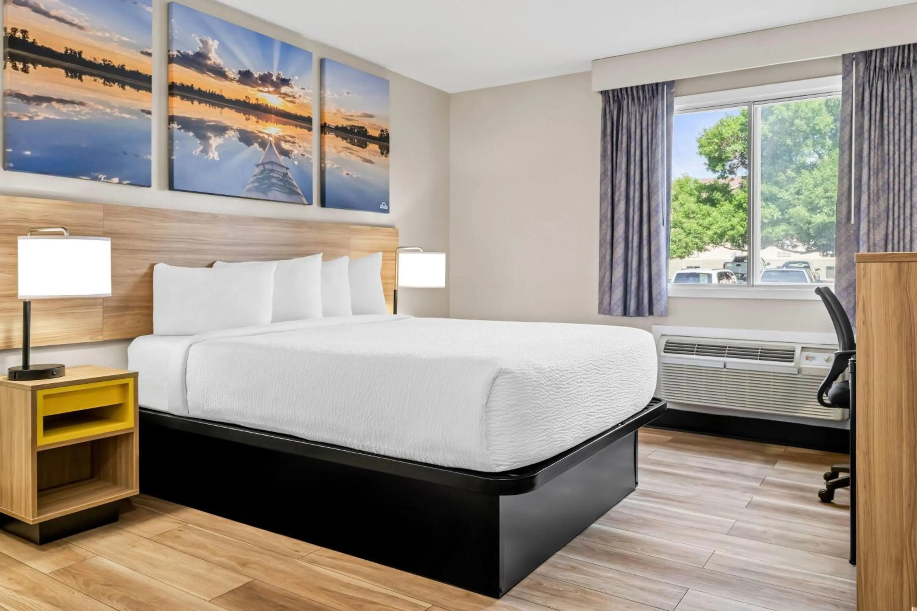 Bed in Days Inn by Wyndham Billings