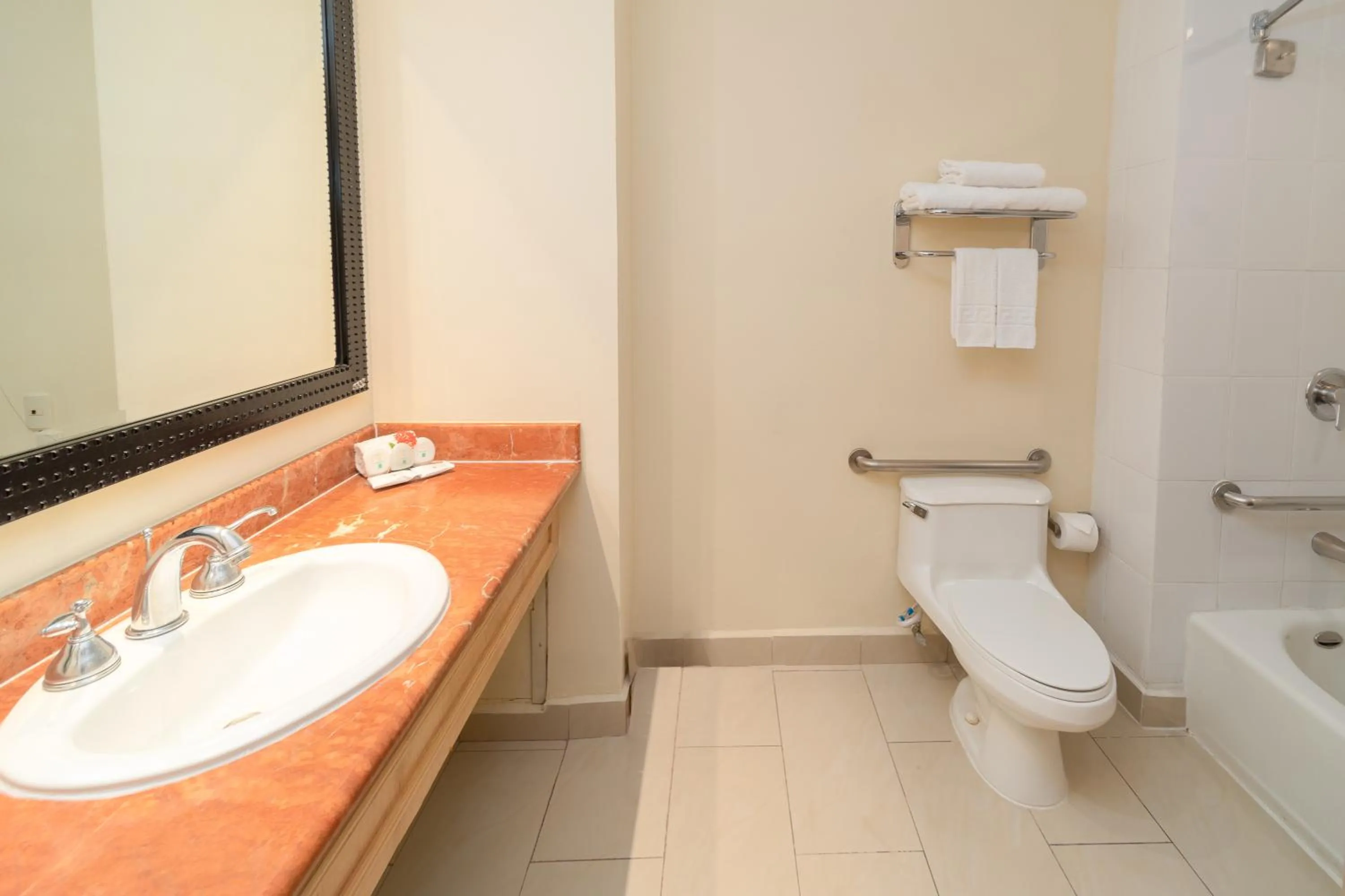 Bathroom in Quality Hotel Real Aeropuerto San Salvador