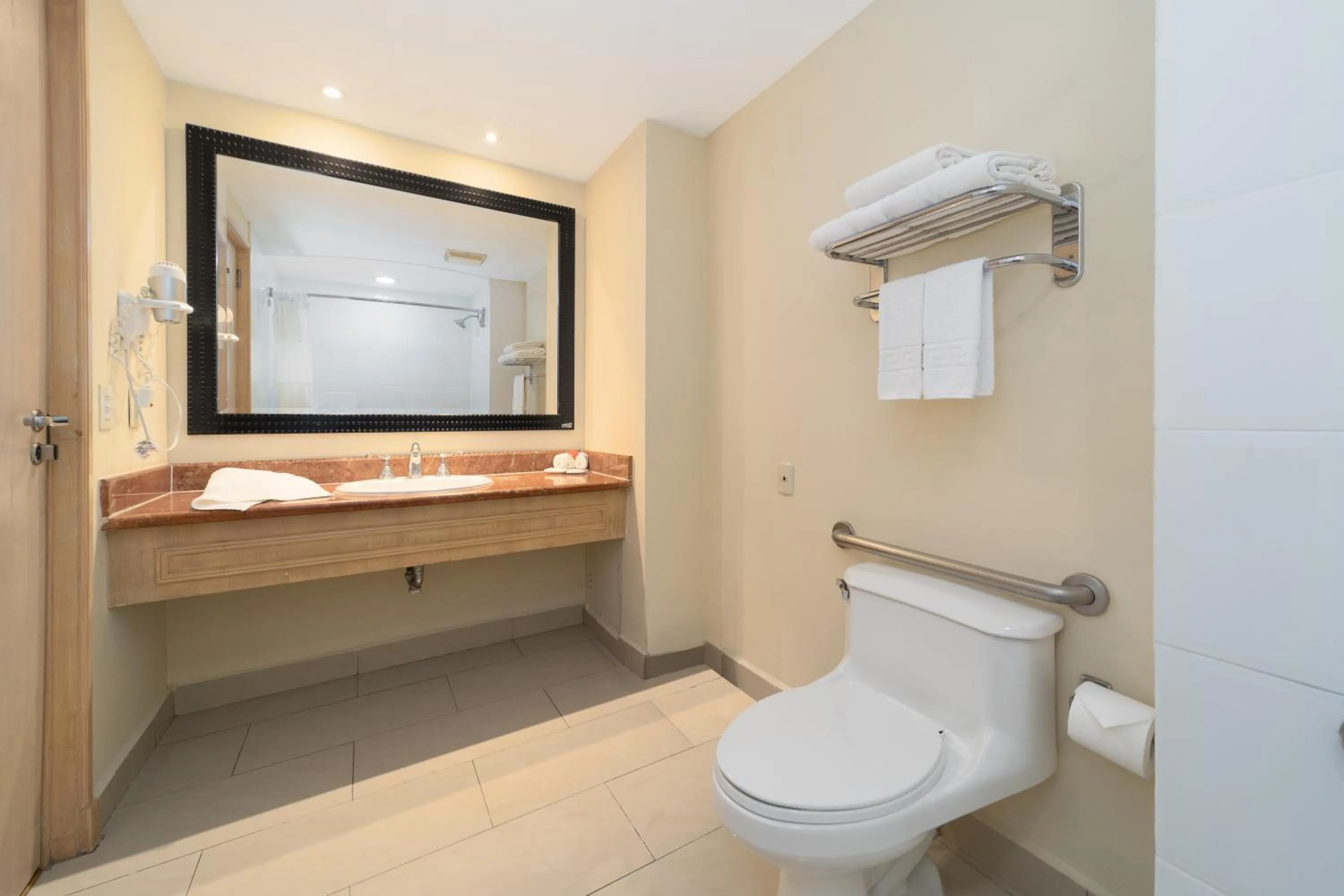 Bathroom in Quality Hotel Real Aeropuerto San Salvador