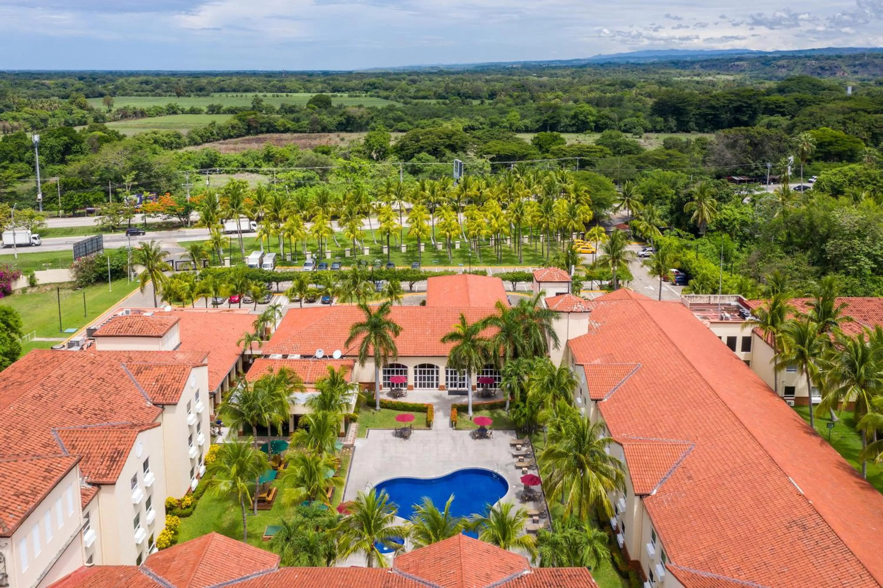Swimming pool in Quality Hotel Real Aeropuerto San Salvador