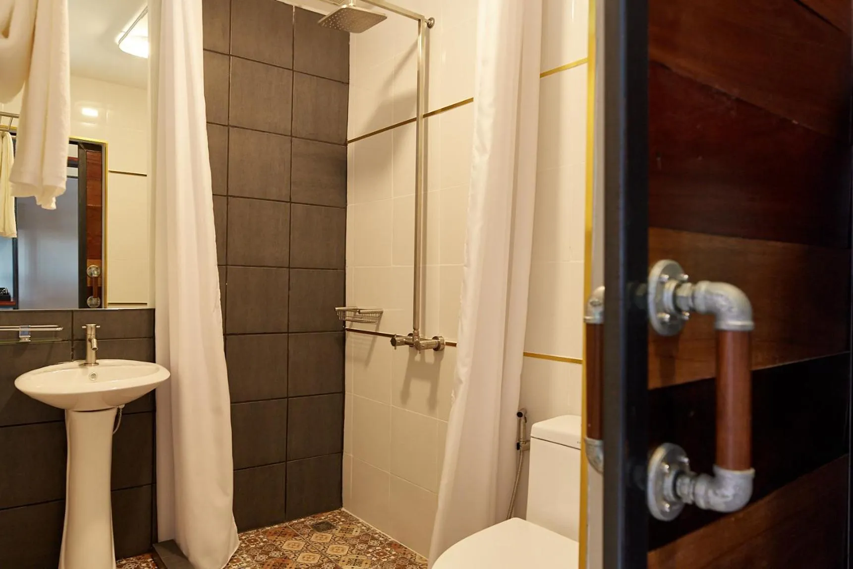 Bathroom in W22 by Burasari