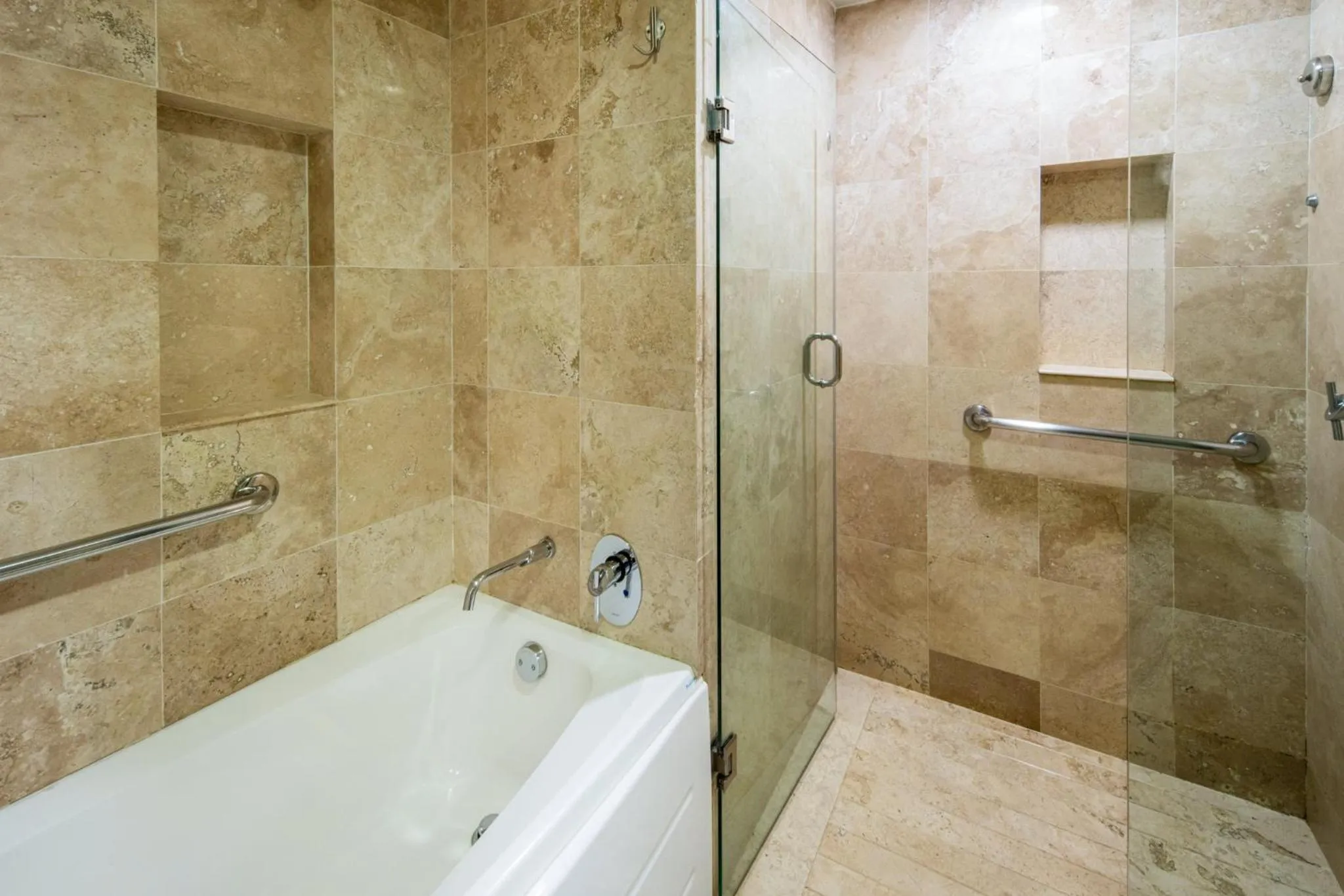 Photo of the whole room in Crowne Plaza Villahermosa by IHG