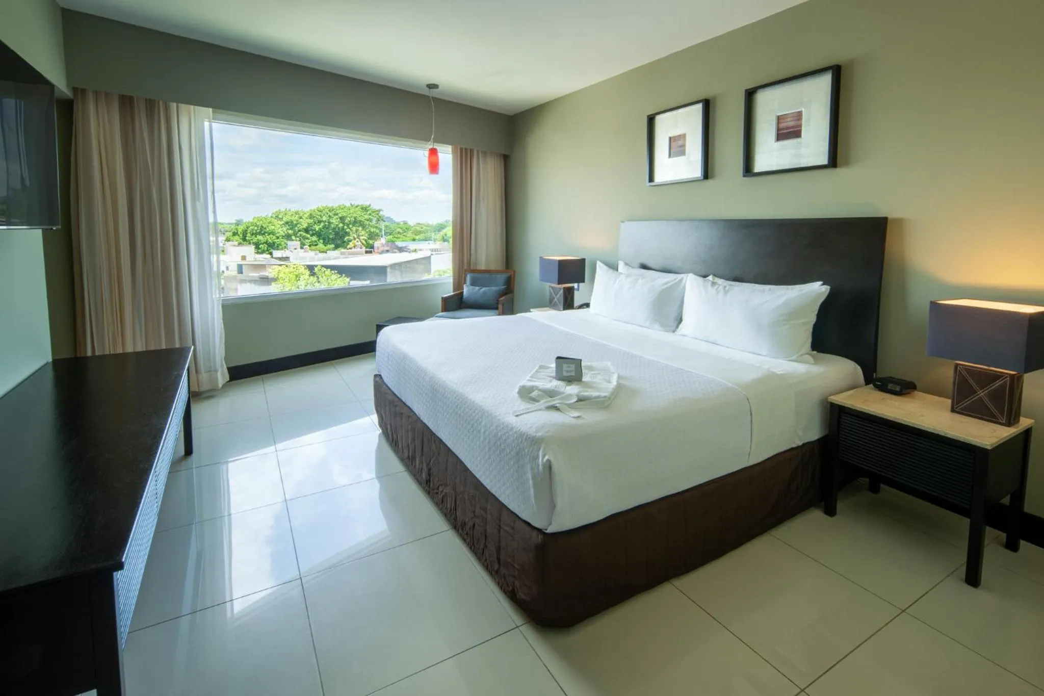 Photo of the whole room, Bed in Crowne Plaza Villahermosa by IHG