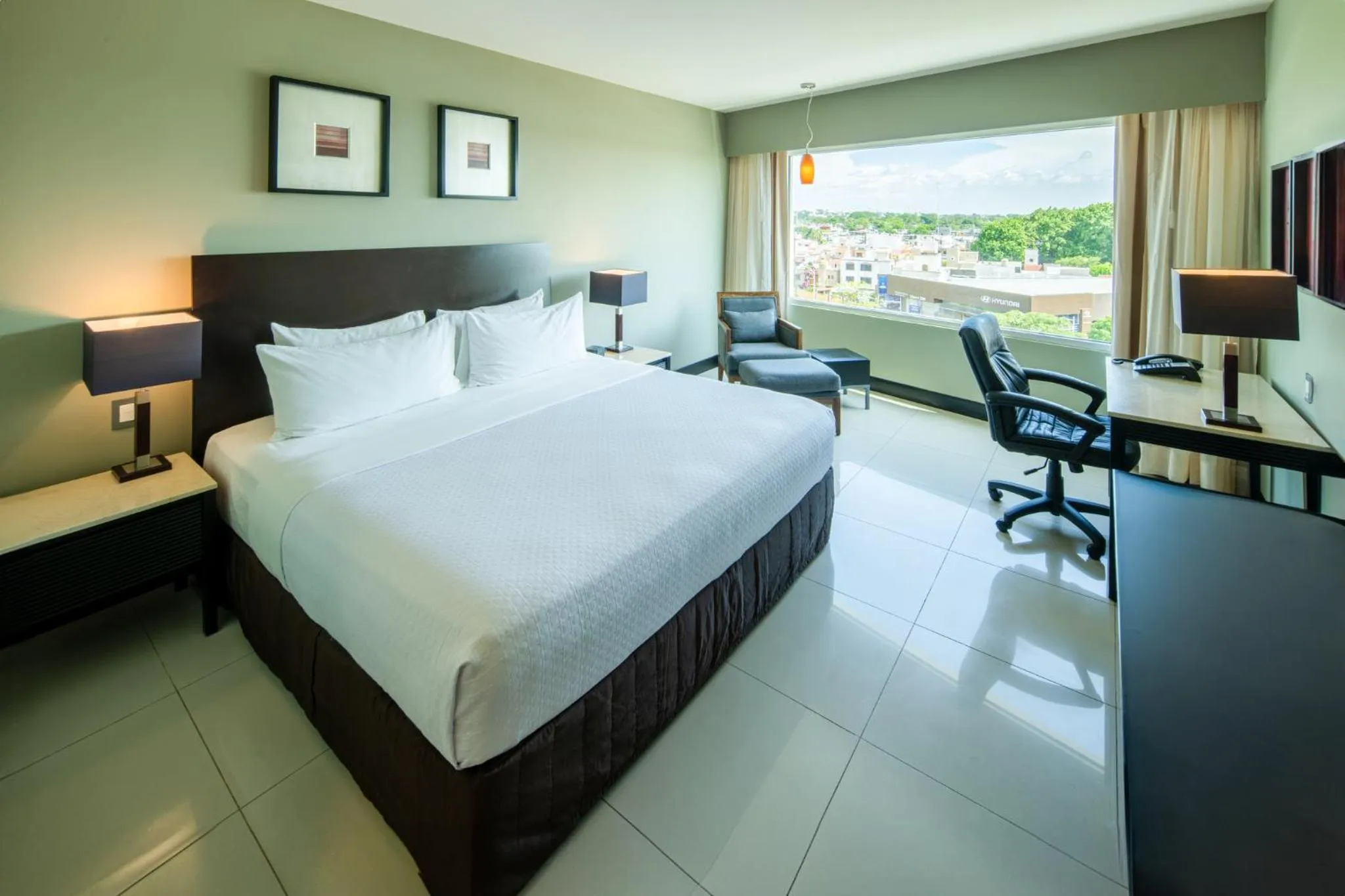 Photo of the whole room, Bed in Crowne Plaza Villahermosa by IHG