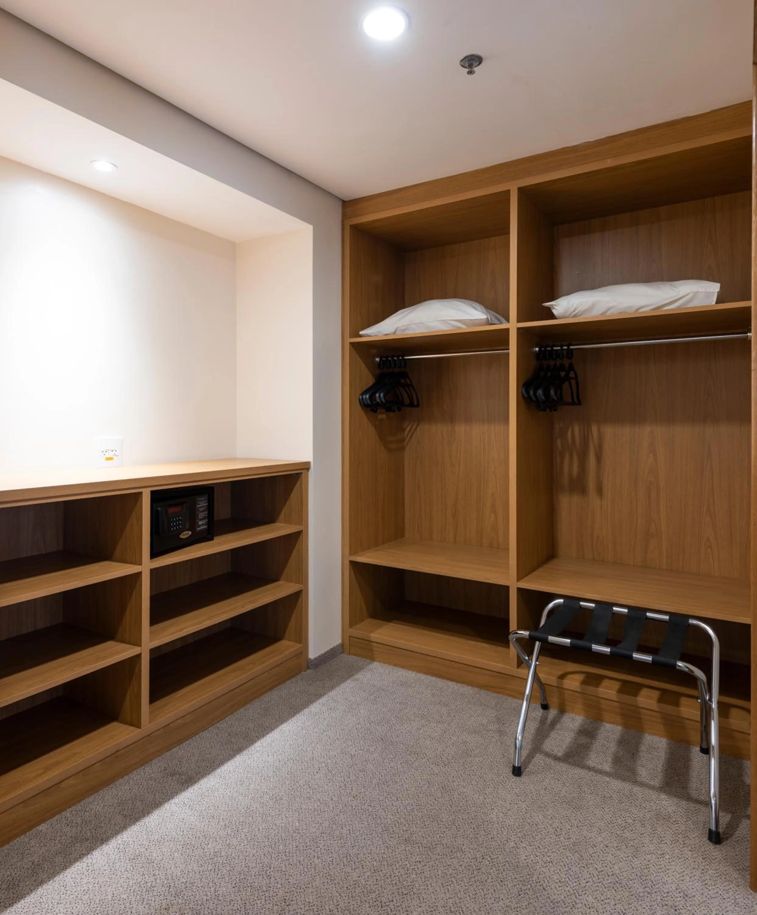 wardrobe in Monreale Plus São José dos Campos