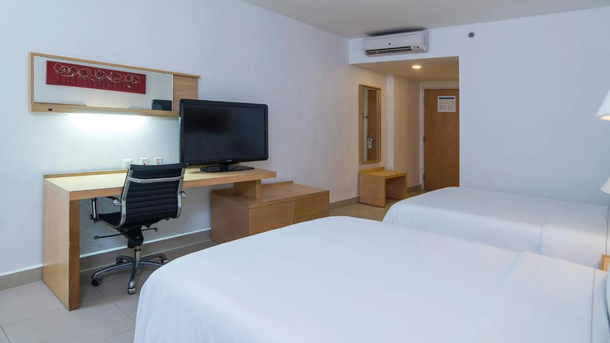 Photo of the whole room, Bed in Holiday Inn Express Manzanillo by IHG