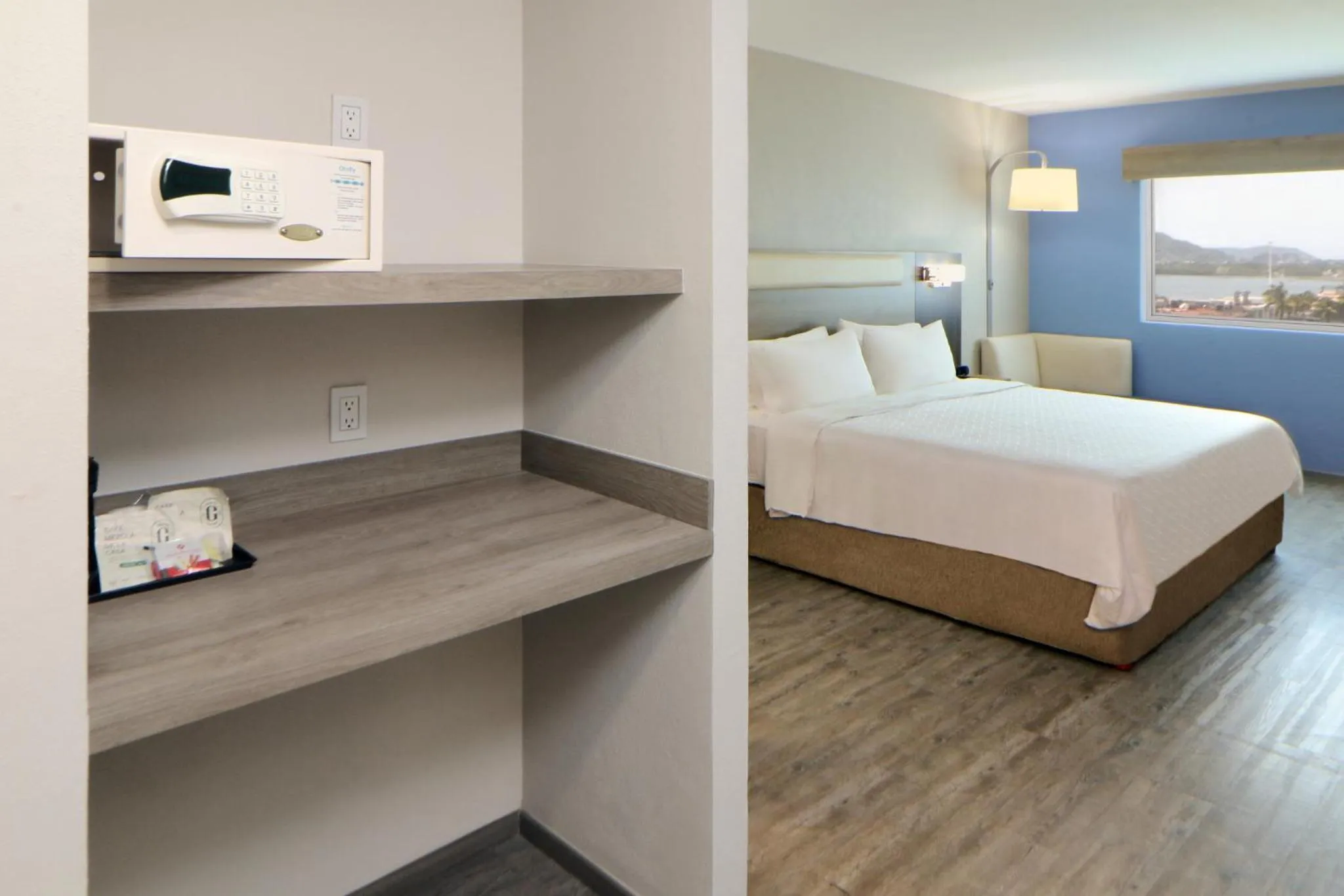 Photo of the whole room, Bed in Holiday Inn Express Manzanillo by IHG