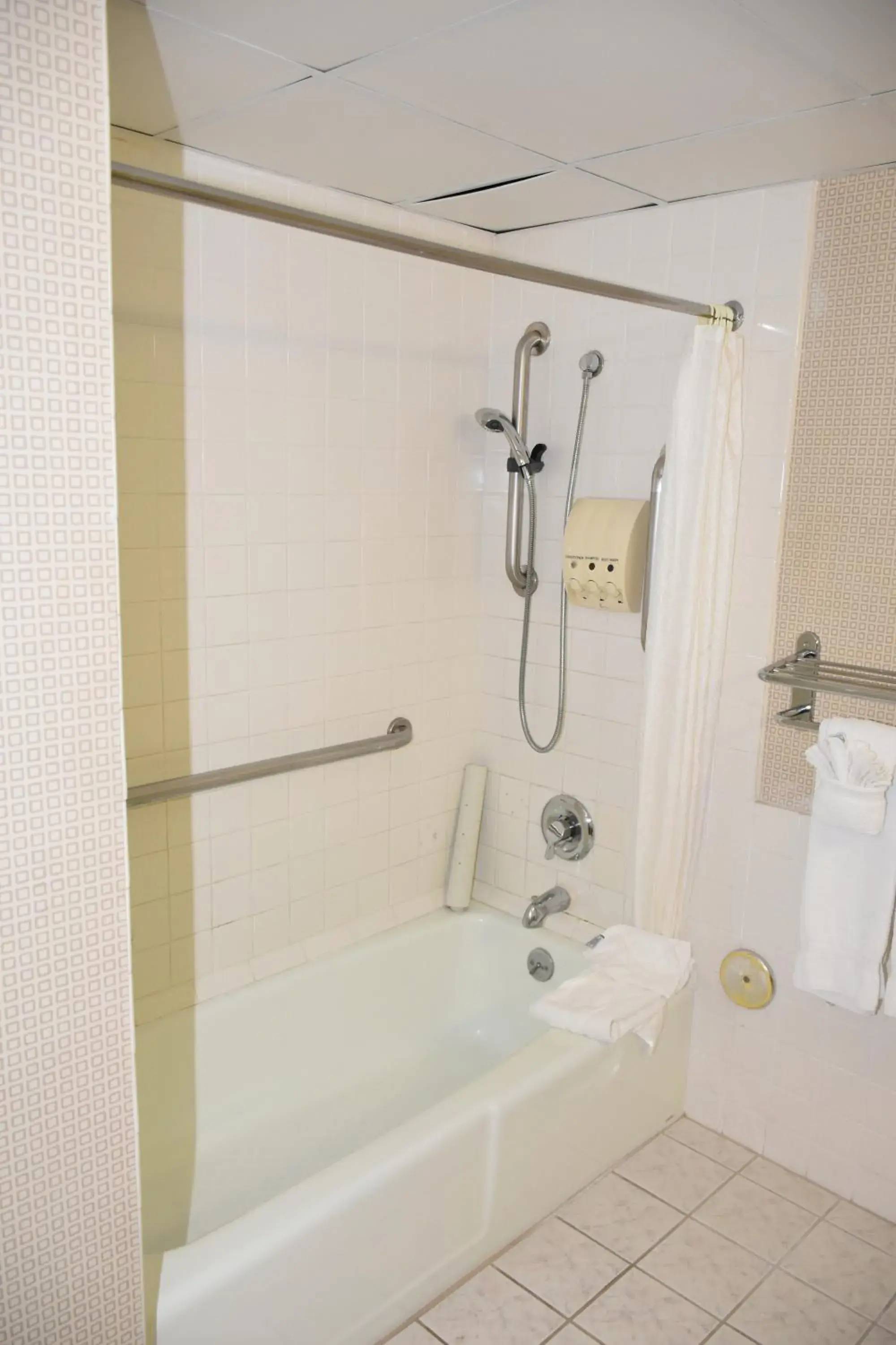 Queen Room - Disability Access in Ontario Airport Inn Queen Room - Disability Access in Ontario Airport Inn