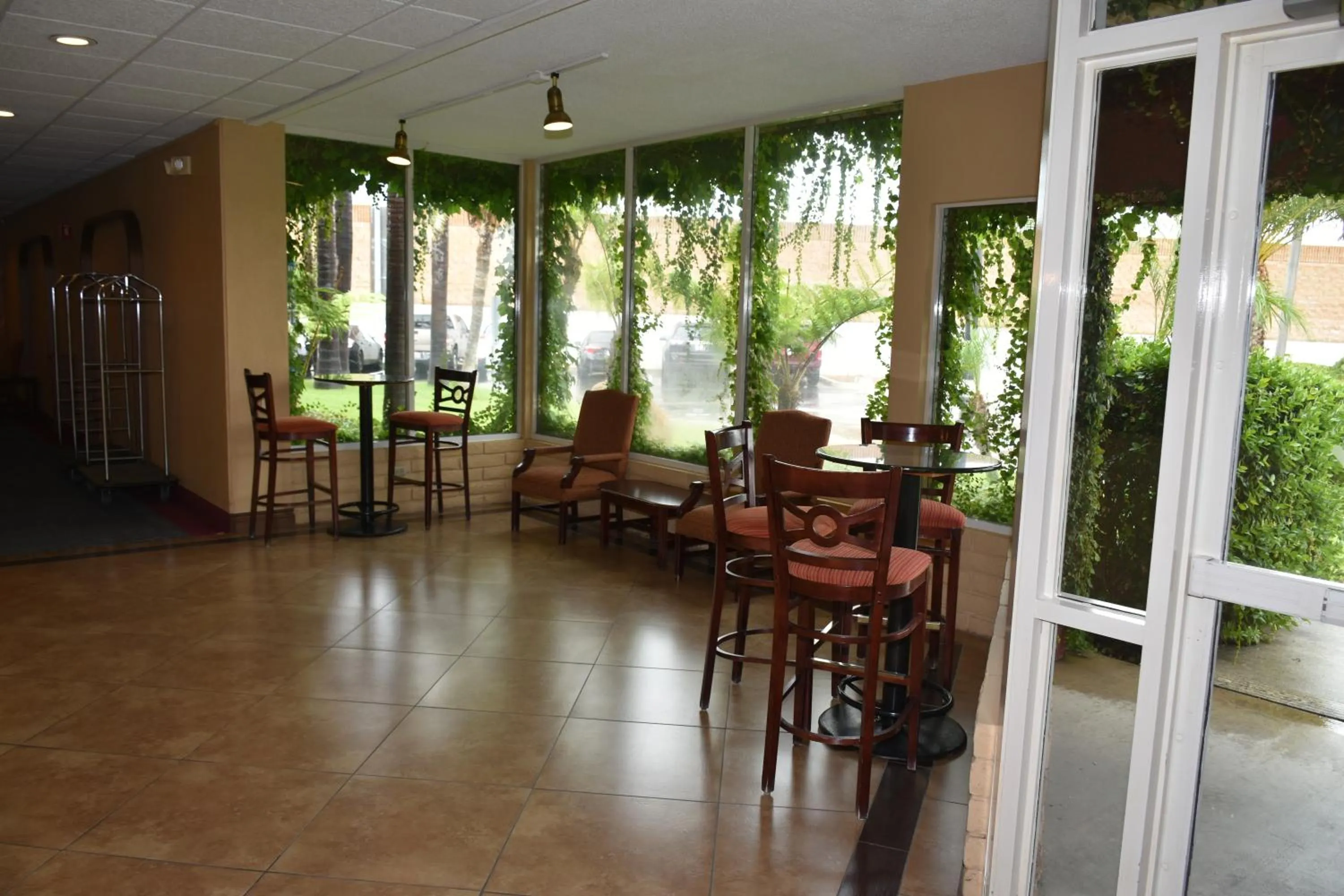 Lobby or reception in Ontario Airport Inn