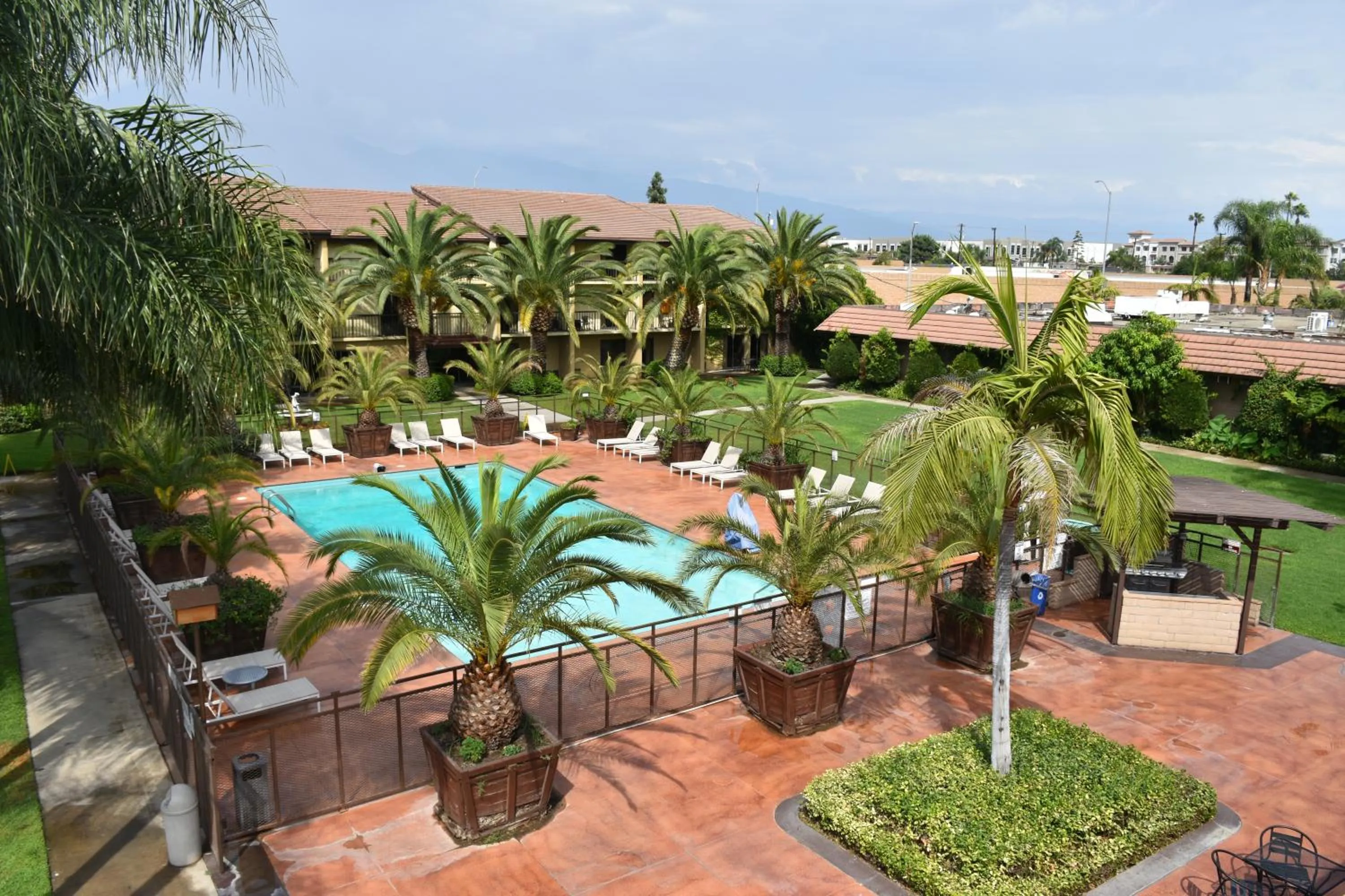 Swimming pool in Ontario Airport Inn