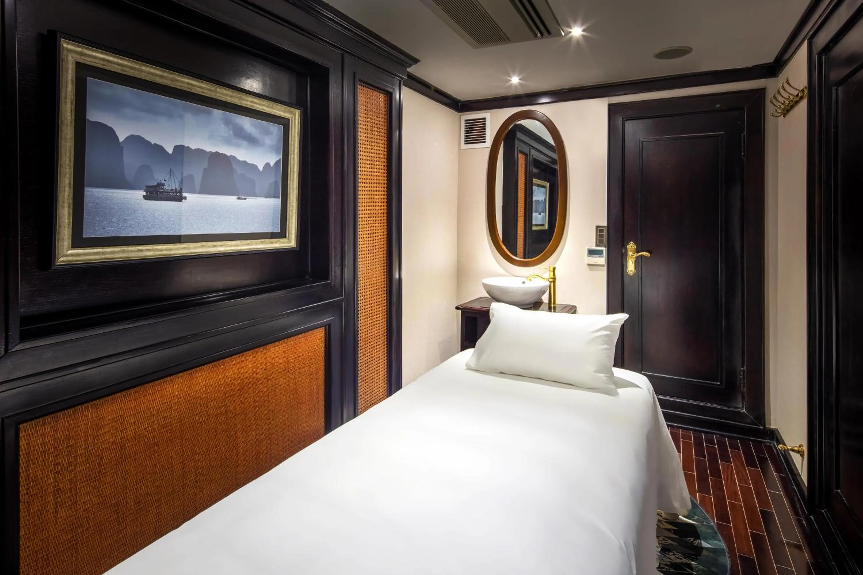 Spa and wellness centre/facilities, Bed in Ambassador Cruise Halong Bay