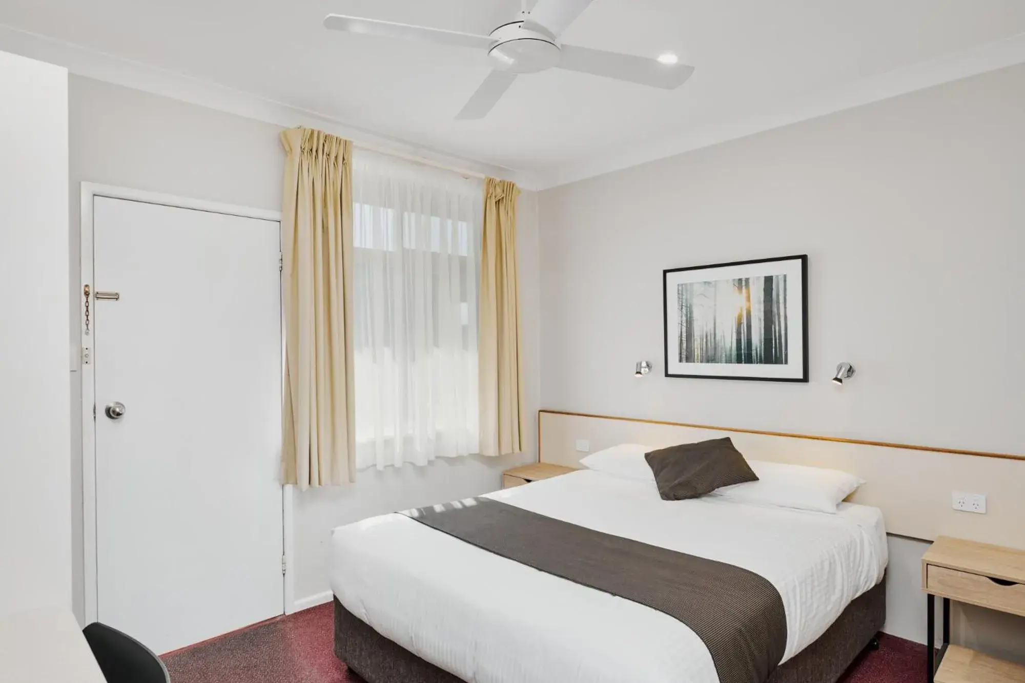 Deluxe Queen Room in Wingham Motel Deluxe Queen Room in Wingham Motel