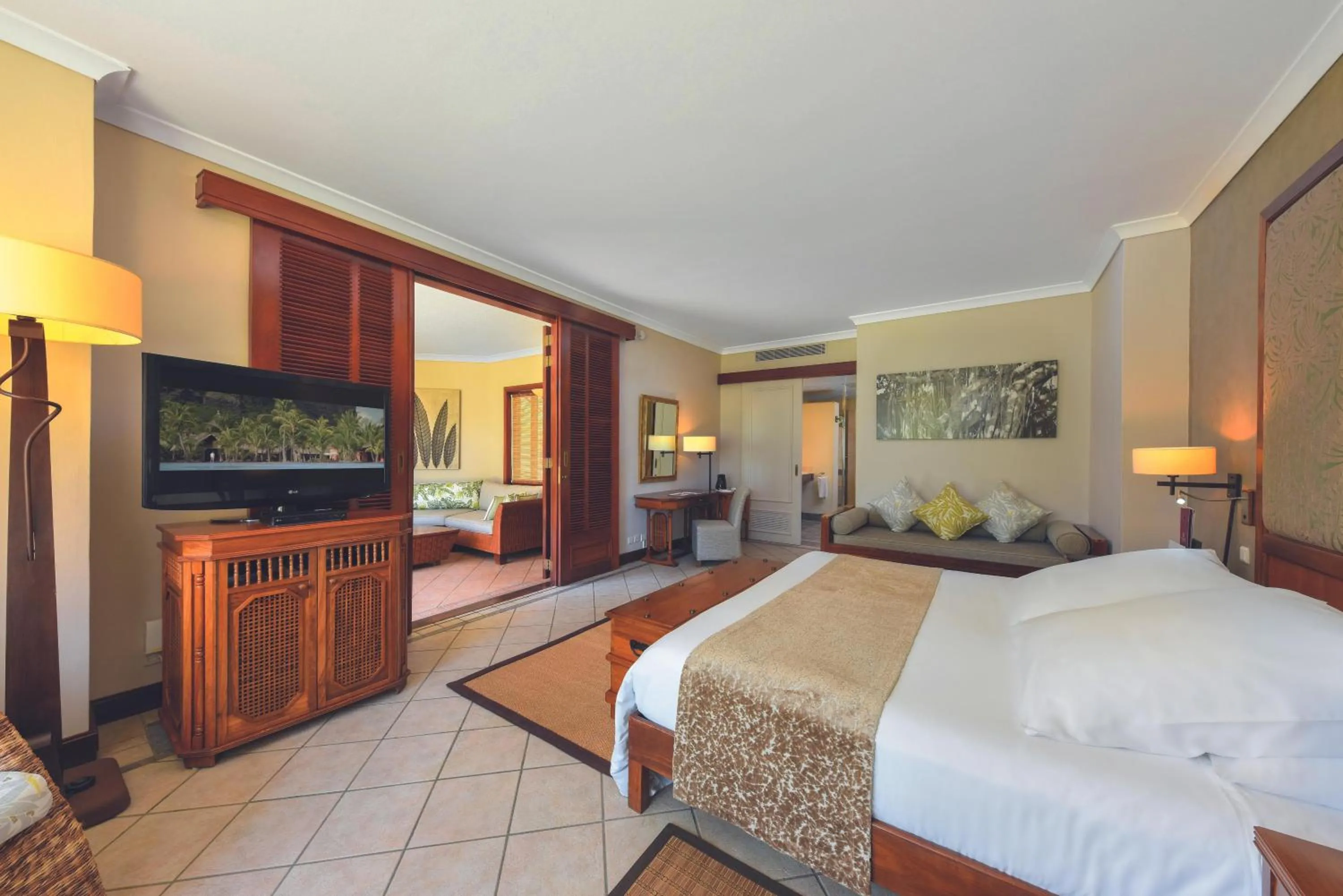 Bed in Dinarobin Beachcomber Golf Resort & Spa