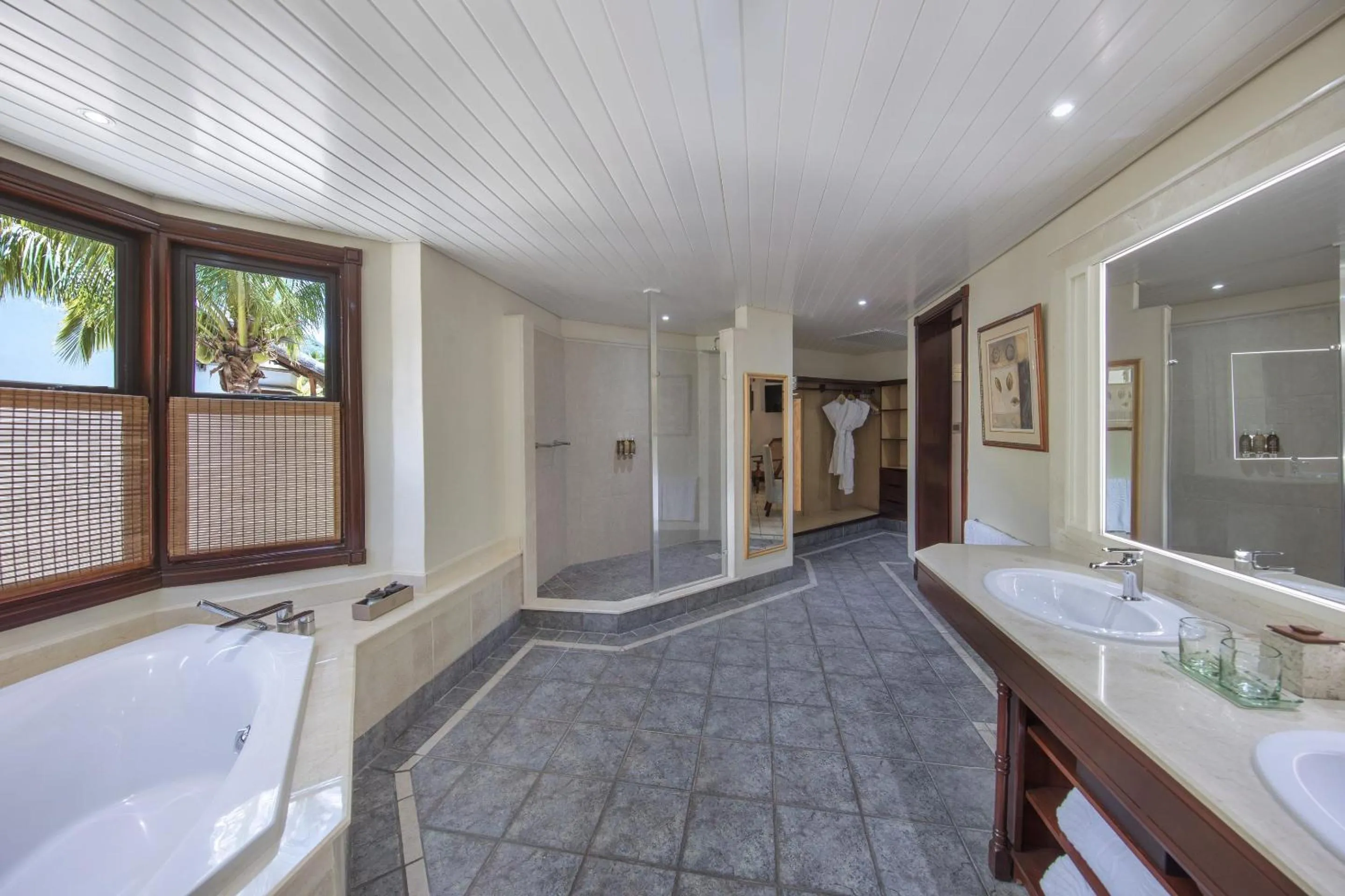 Shower in Dinarobin Beachcomber Golf Resort & Spa