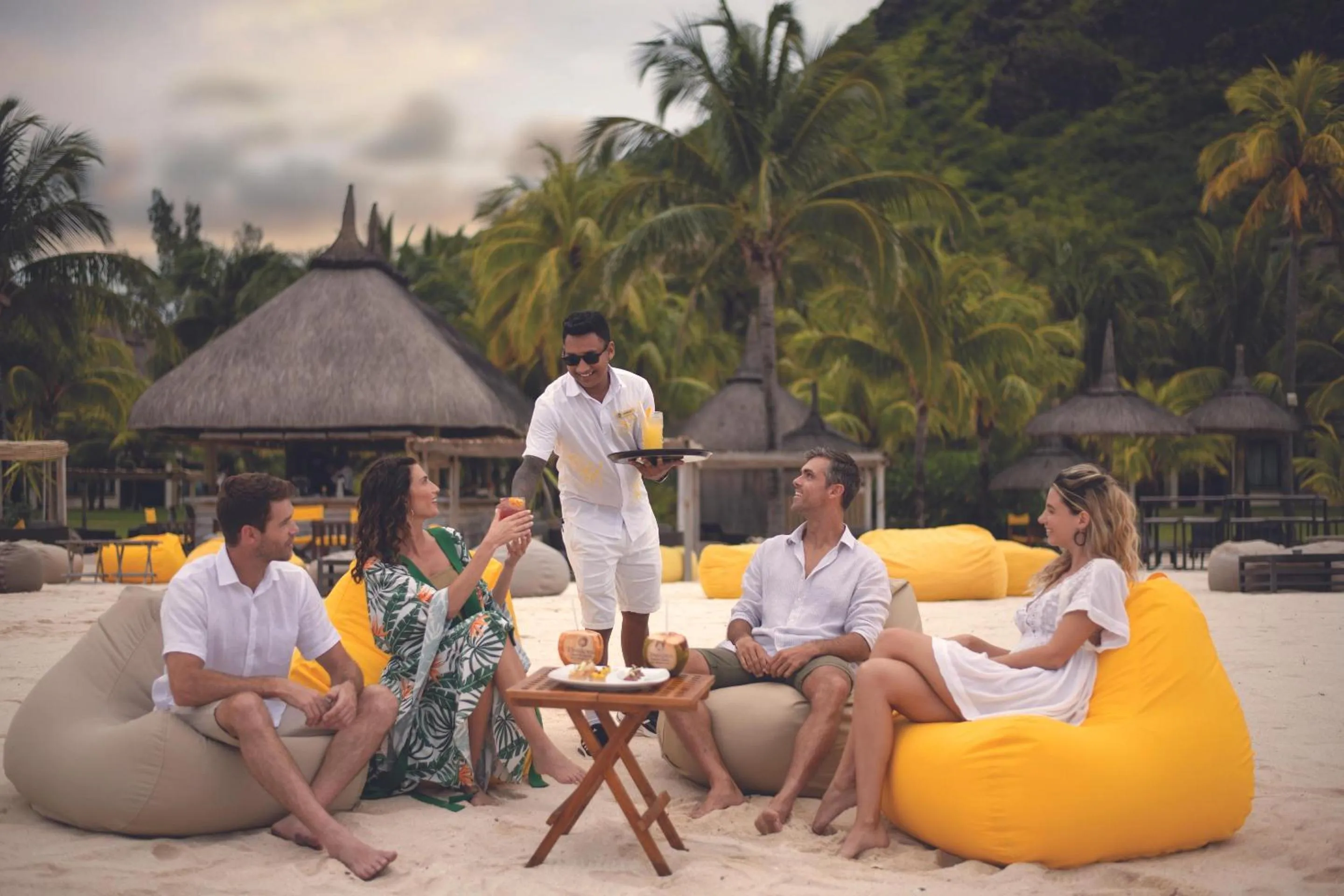 Lounge or bar in Dinarobin Beachcomber Golf Resort & Spa