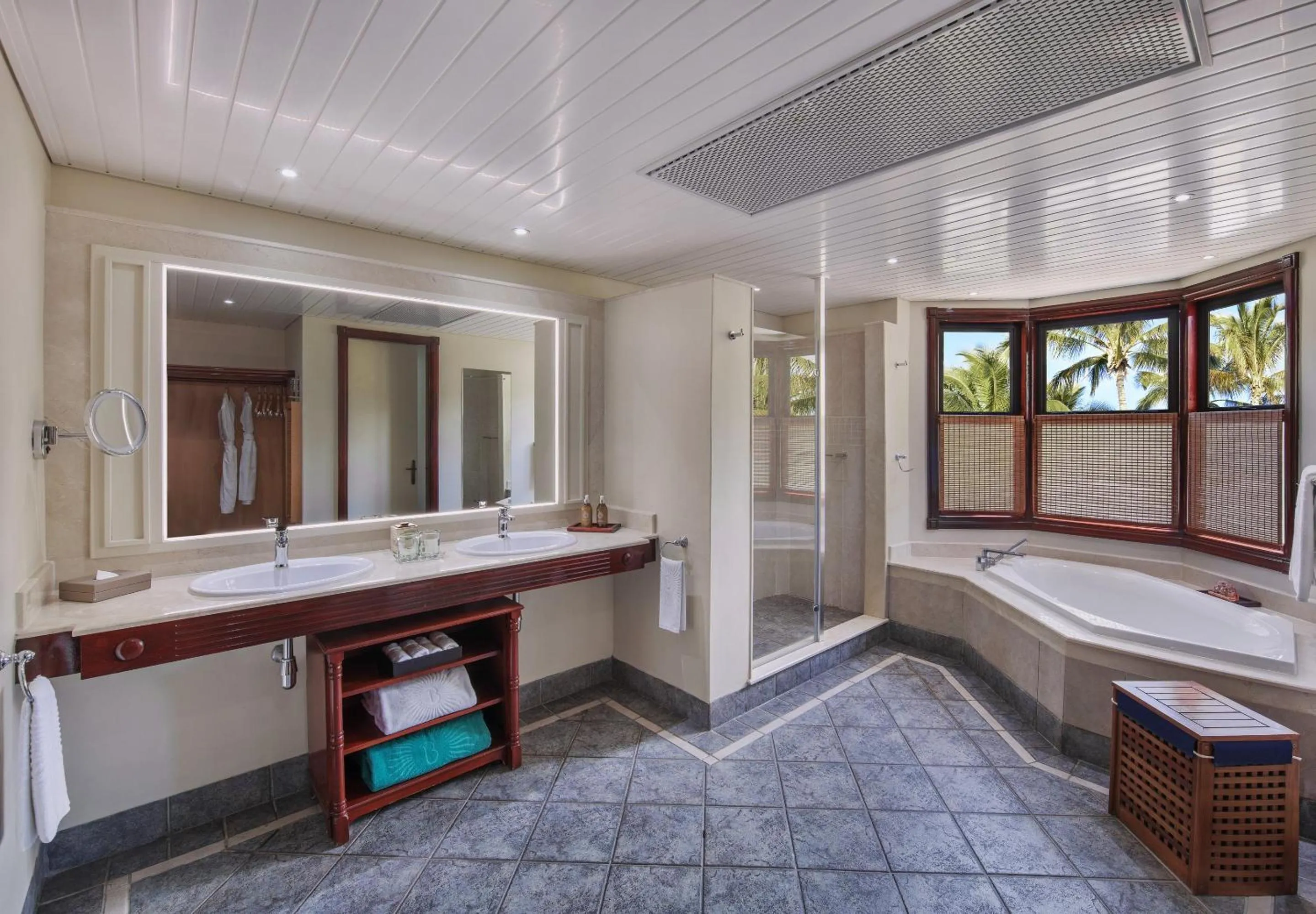 Shower in Dinarobin Beachcomber Golf Resort & Spa