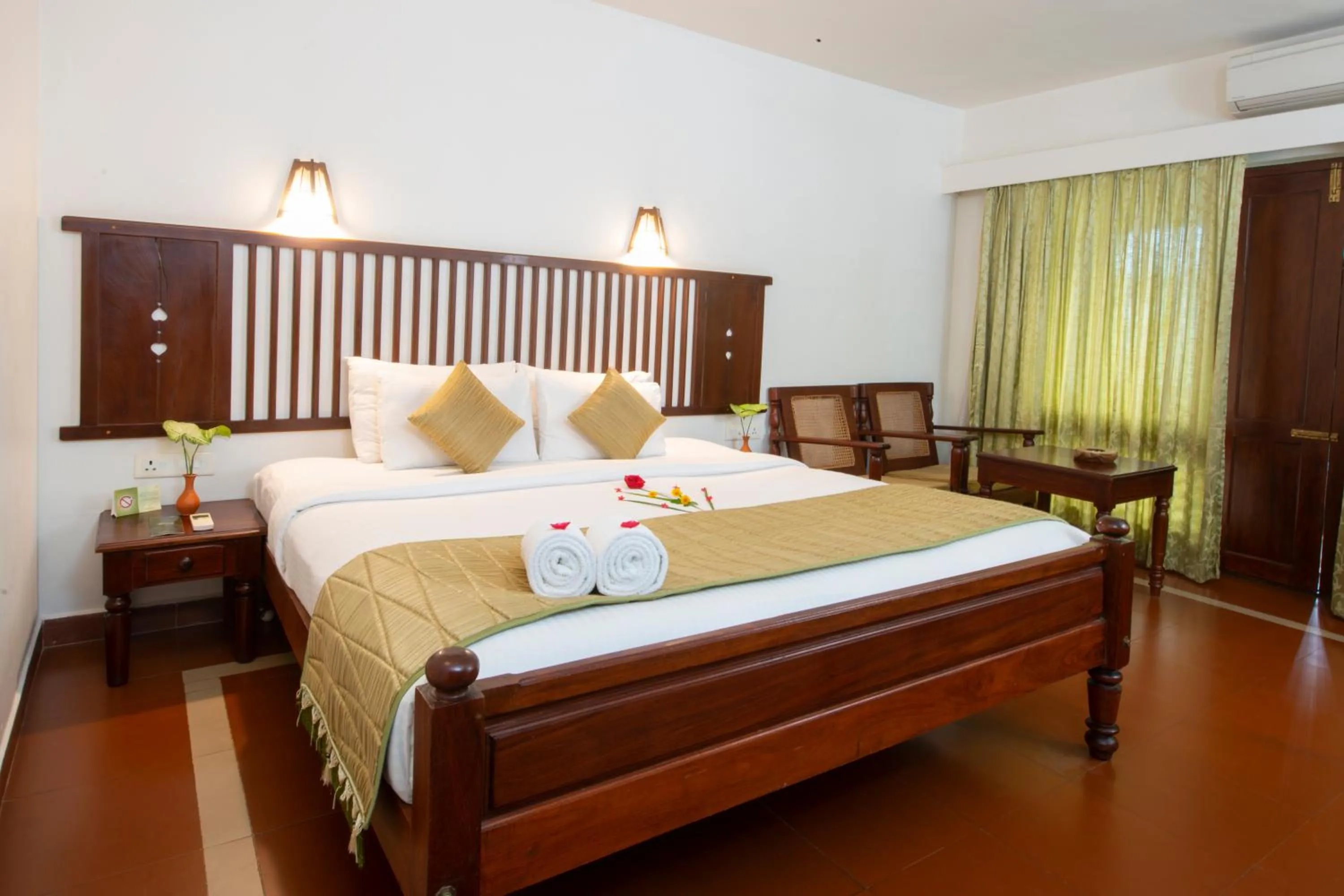 Bedroom, Bed in Greenwoods Resort, Thekkady