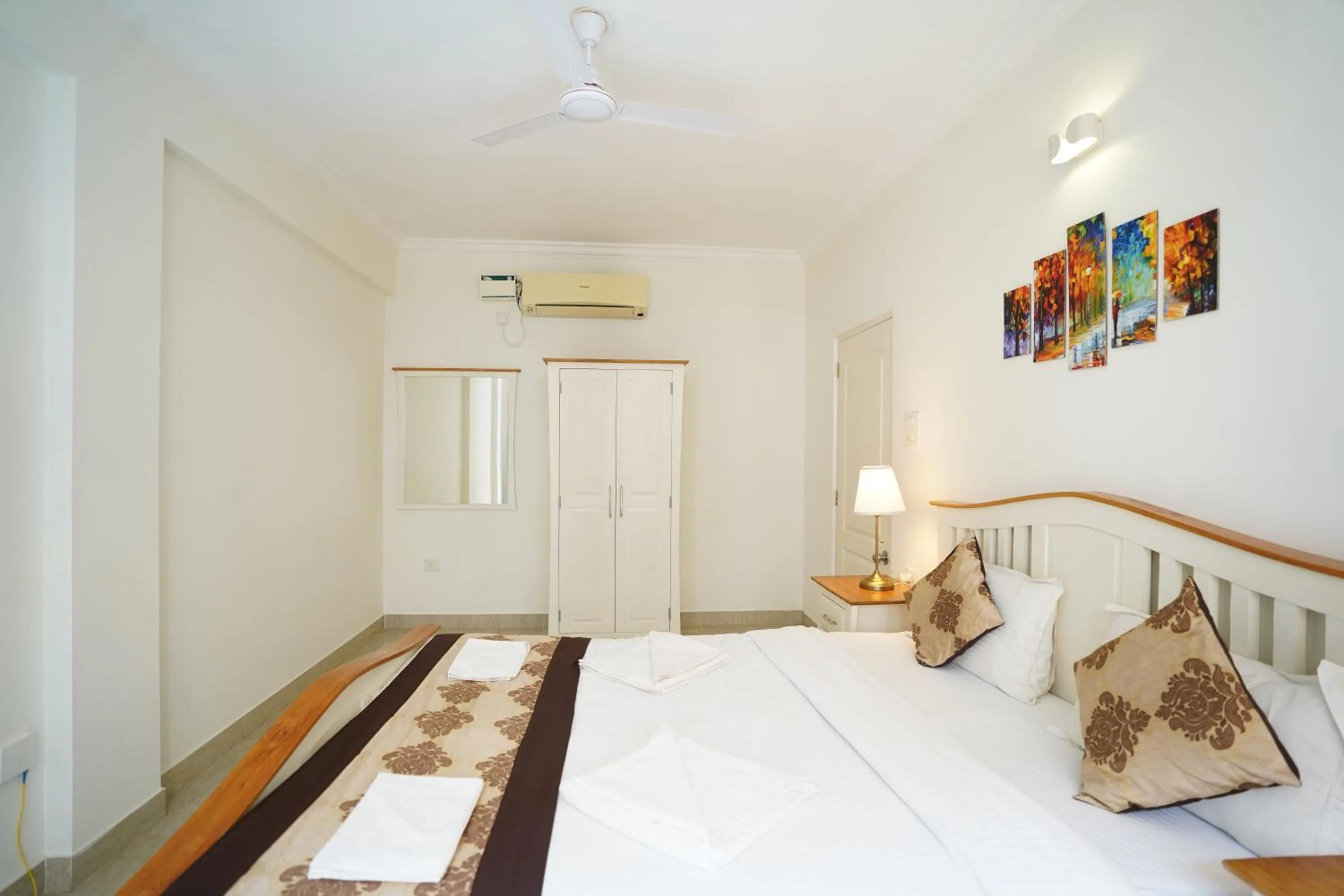 wardrobe, Bed in Bellagio Rezidencia 1 BHK Service Apartments