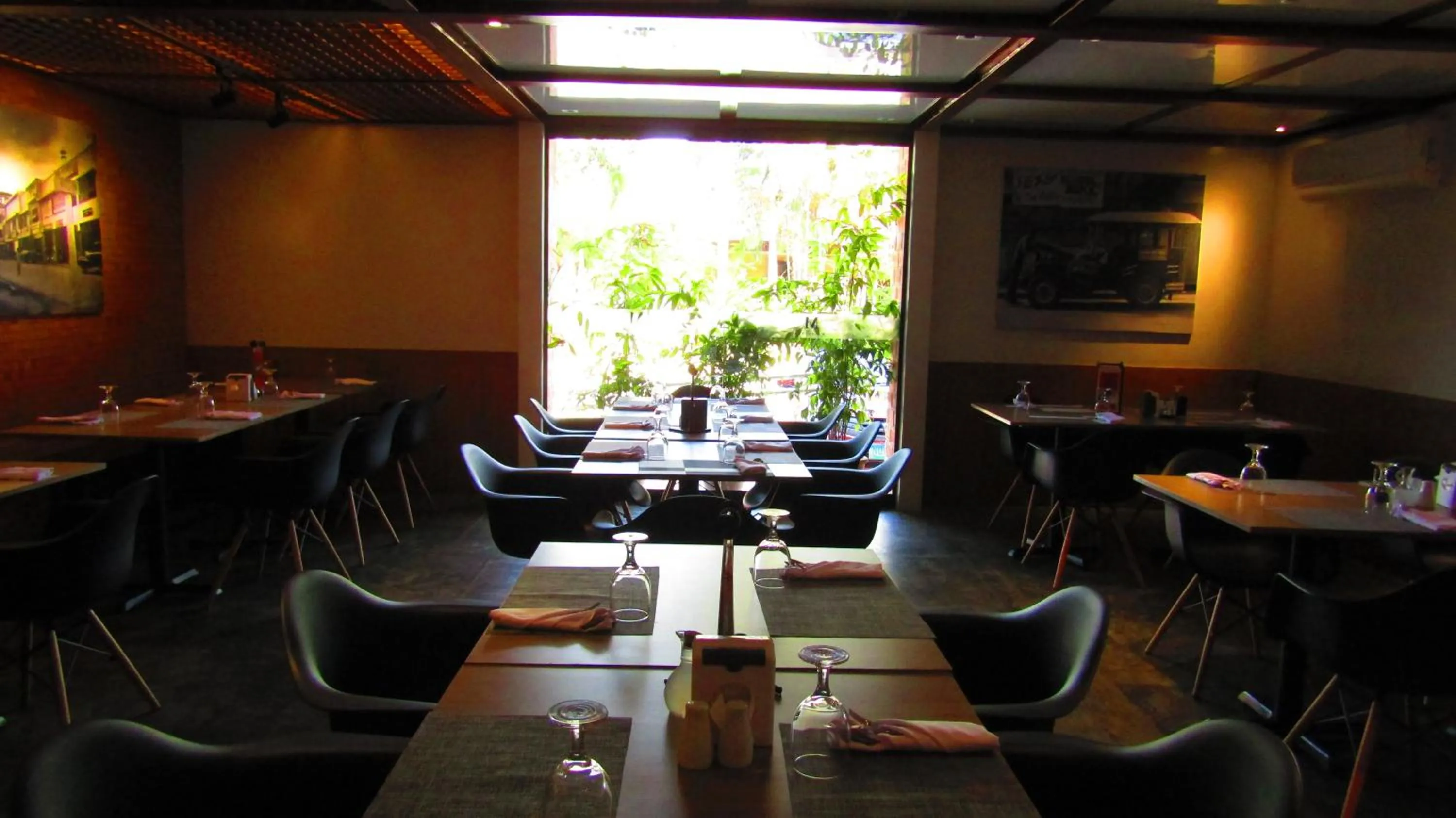 Restaurant/places to eat in The Madeline Boutique Hotel & Suites