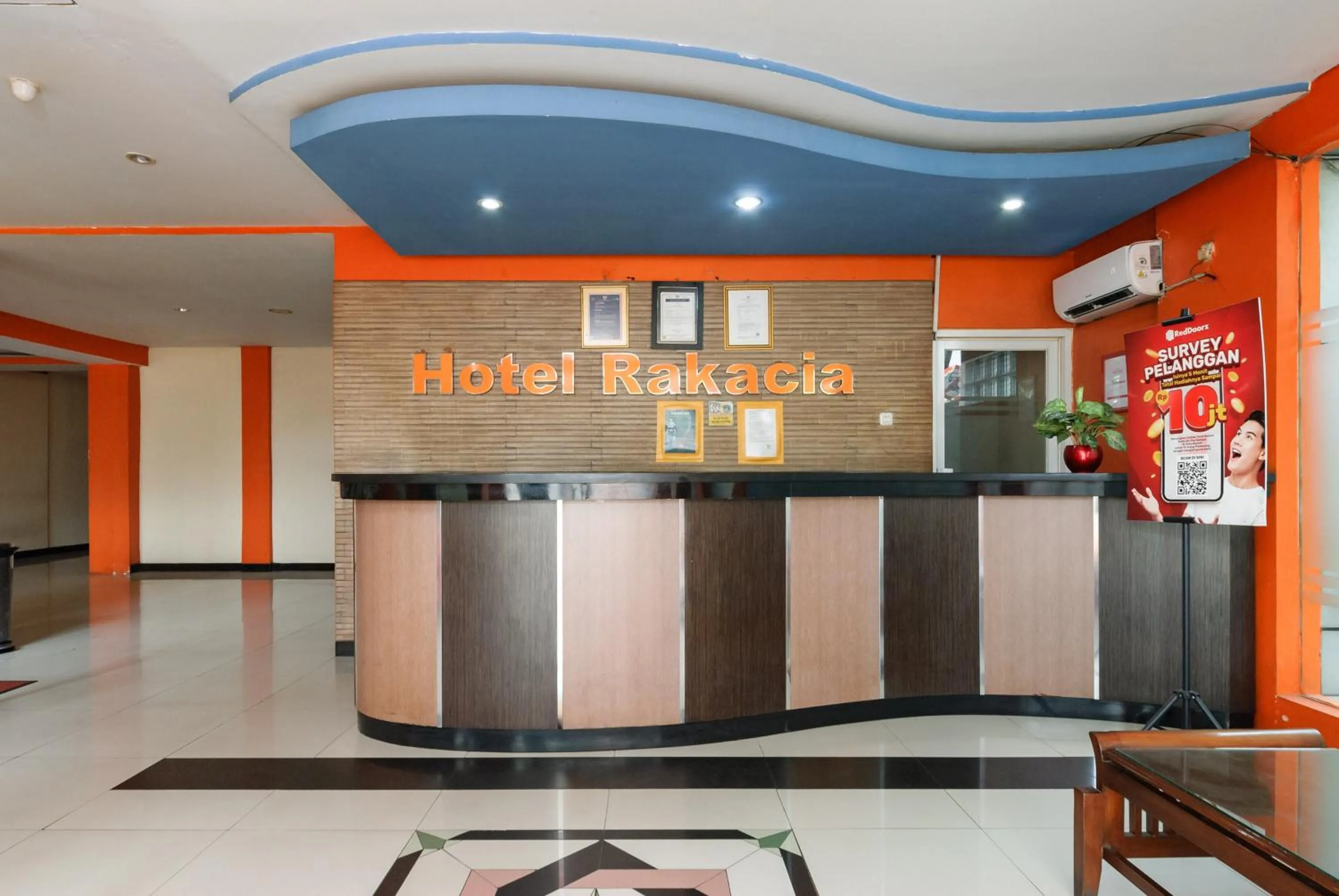 Lobby or reception in RedDoorz Plus @ Jalan Pemuda Jakarta