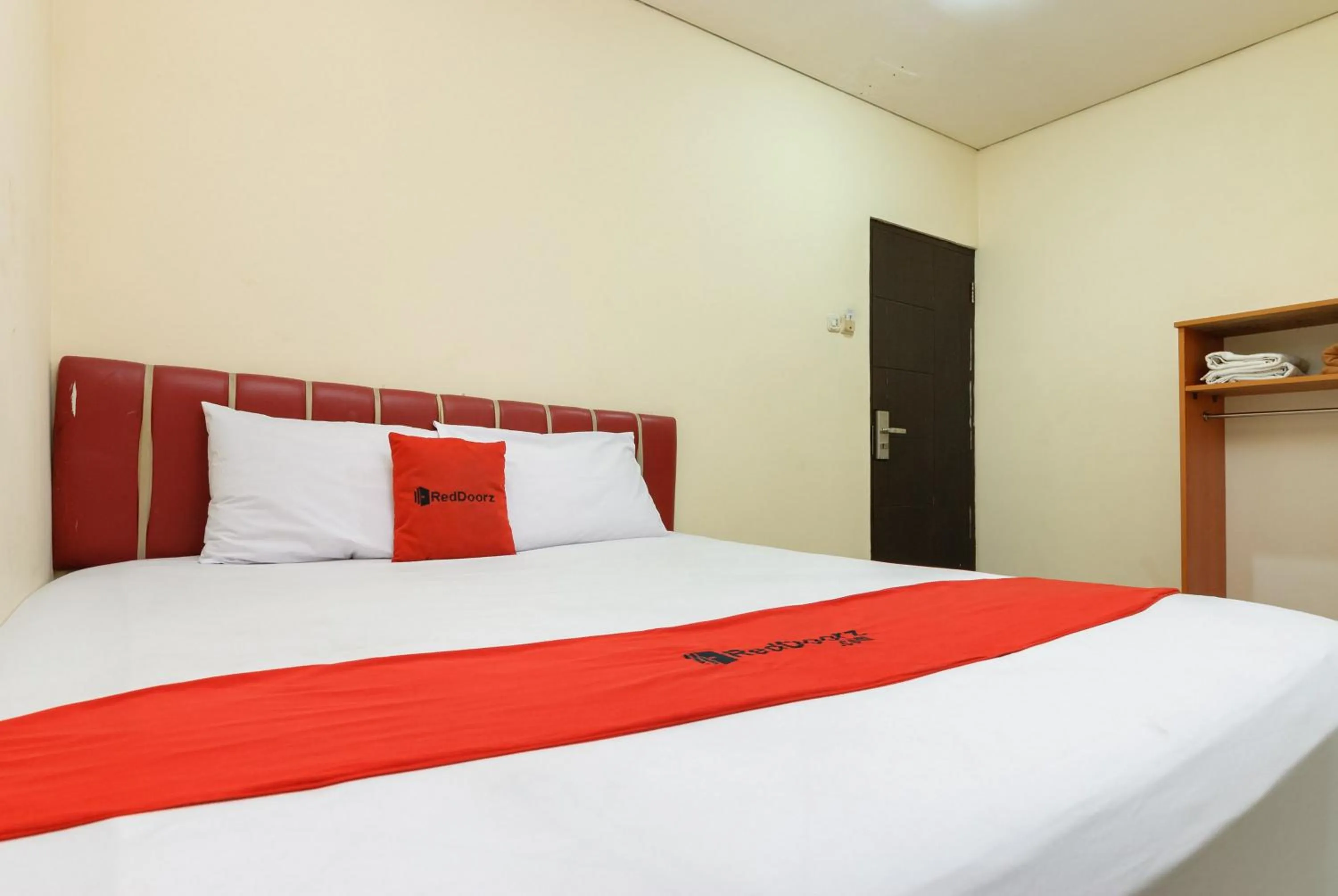 Bedroom, Bed in RedDoorz Plus @ Jalan Pemuda Jakarta