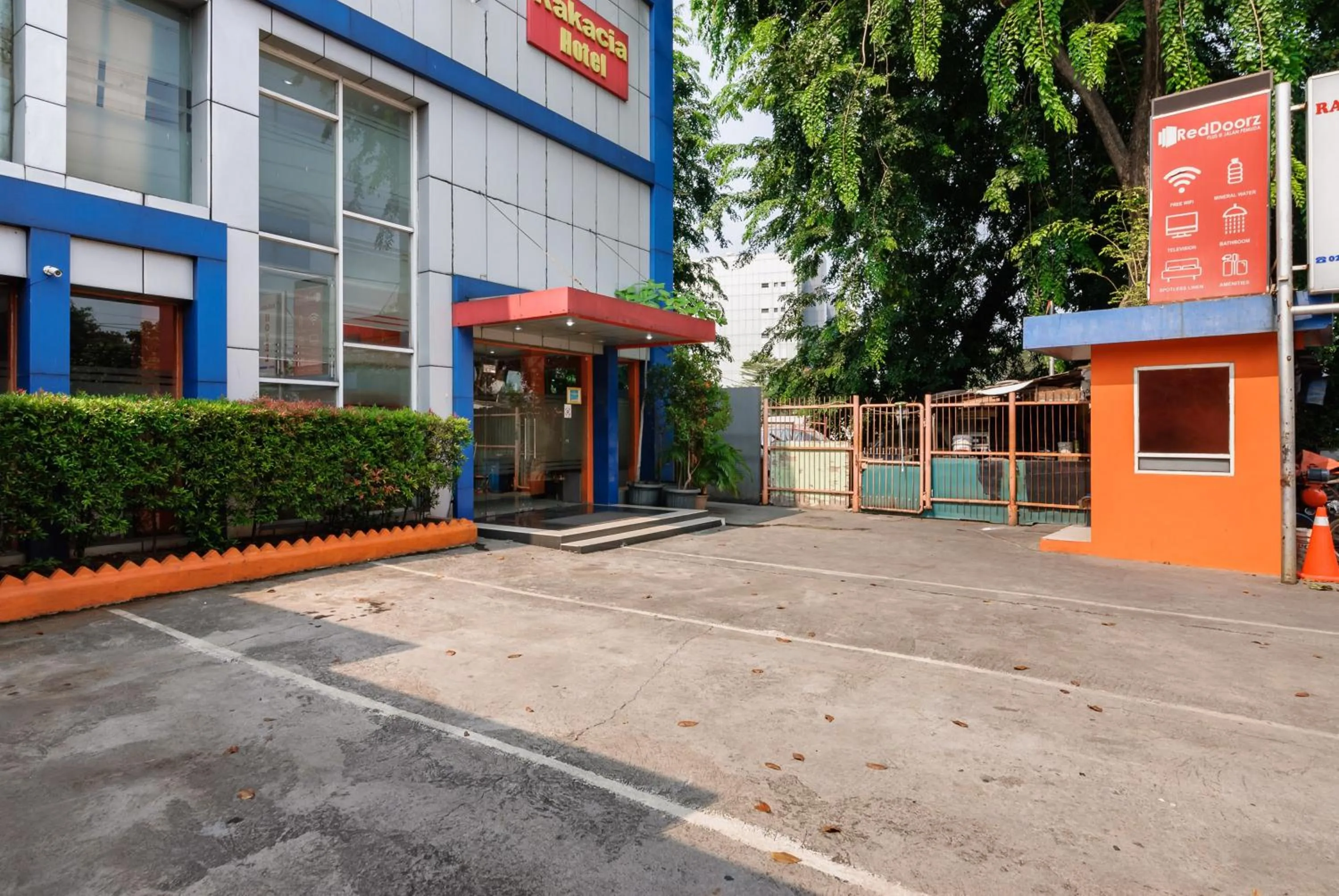 Facade/entrance in RedDoorz Plus @ Jalan Pemuda Jakarta